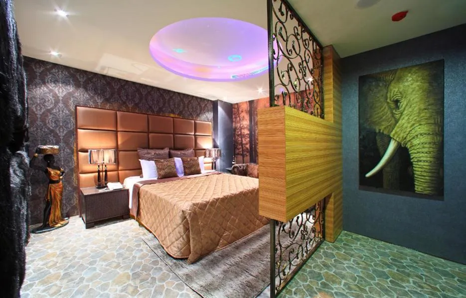 Bed in Rainbow Forest Motel