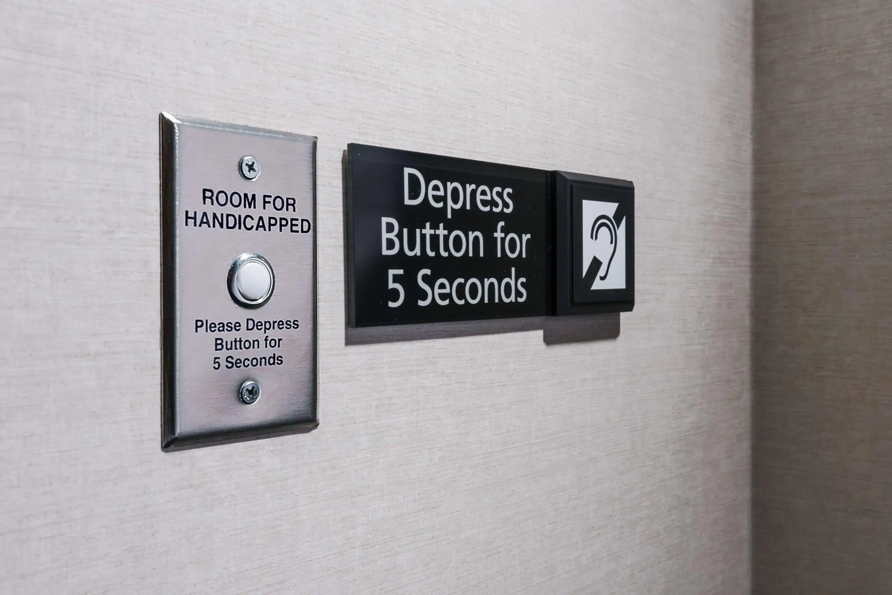 Queen Room with Two Queen Beds - Mobility and Hearing Access/Non-Smoking in Hampton Inn & Suites Baltimore Inner Harbor Queen Room with Two Queen Beds - Mobility and Hearing Access/Non-Smoking in Hampton Inn & Suites Baltimore Inner Harbor