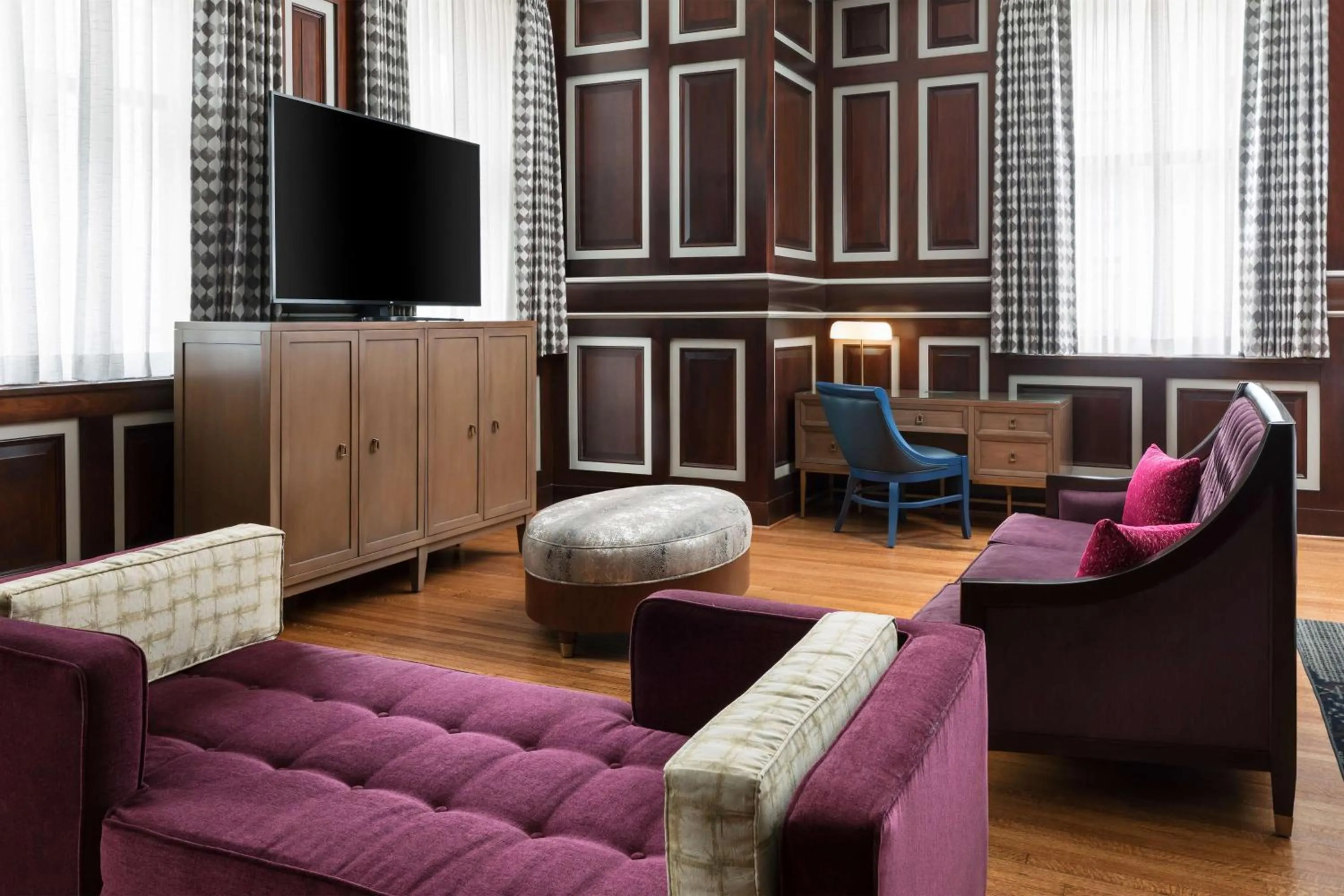 Living room in Hampton Inn & Suites Baltimore Inner Harbor