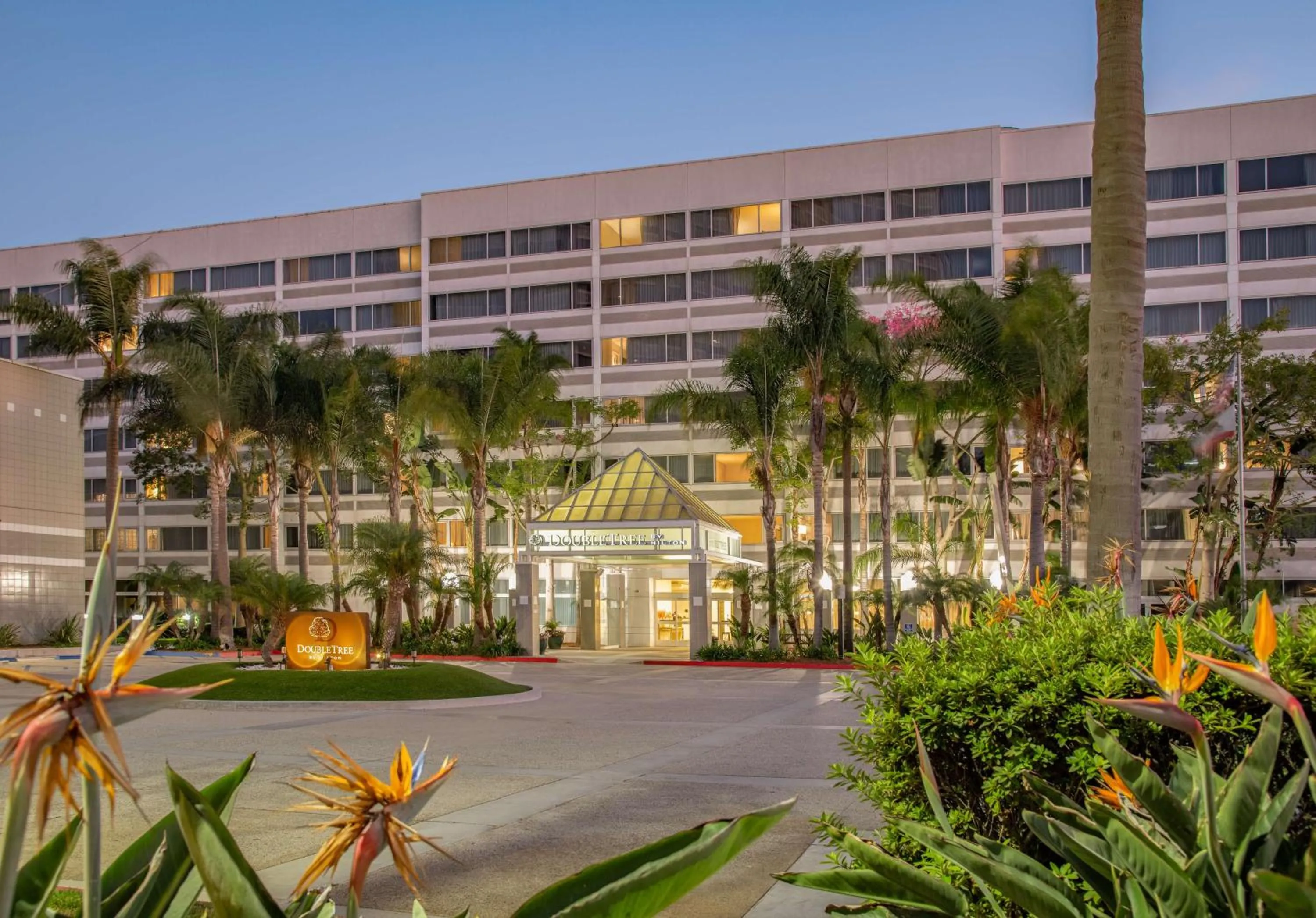 Property building in DoubleTree by Hilton LAX - El Segundo