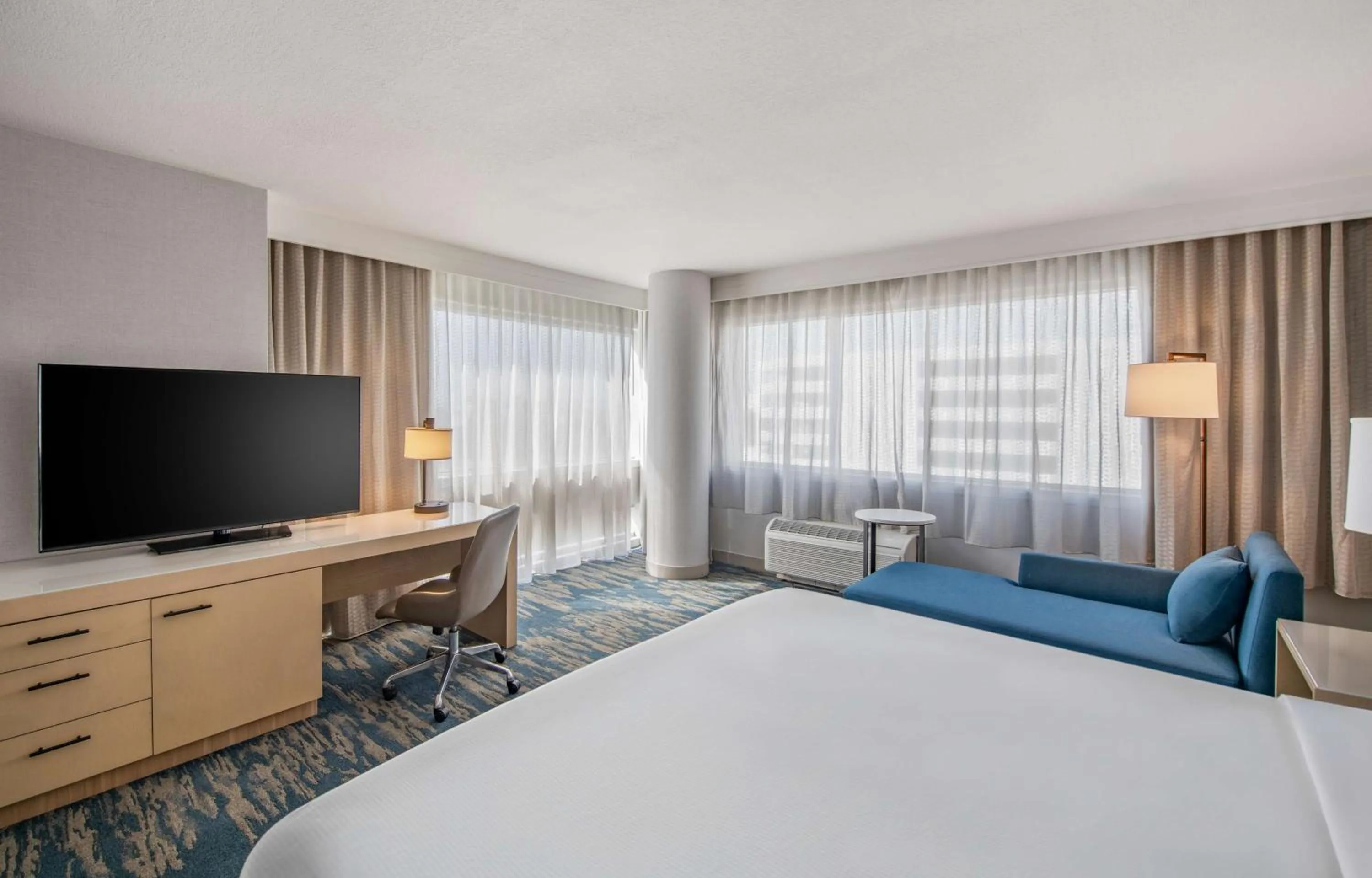 Bed in DoubleTree by Hilton LAX - El Segundo