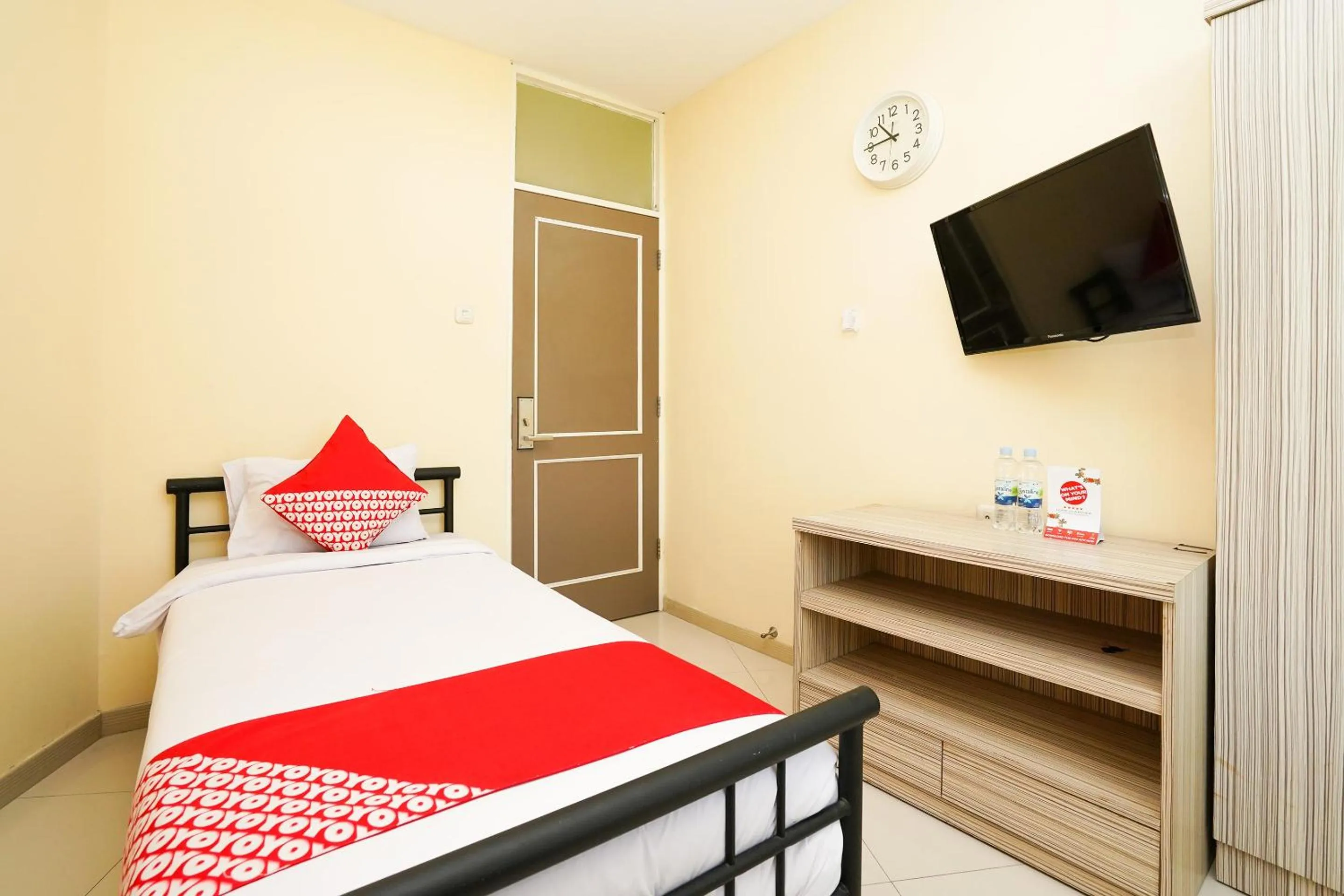 Bedroom, Bed in Capital O 175 K-60 Residence