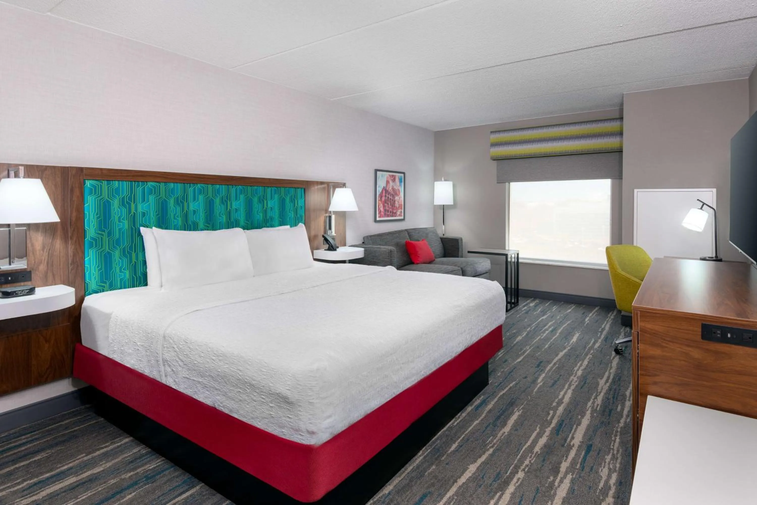 Living room, Bed in Hampton Inn & Suites Cleveland-Beachwood