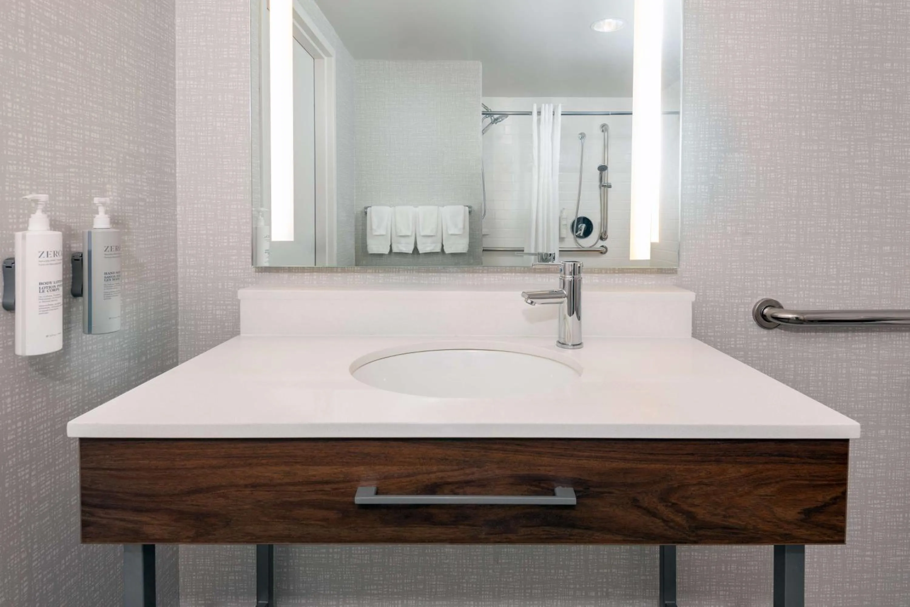 Bathroom in Hampton Inn & Suites Cleveland-Beachwood