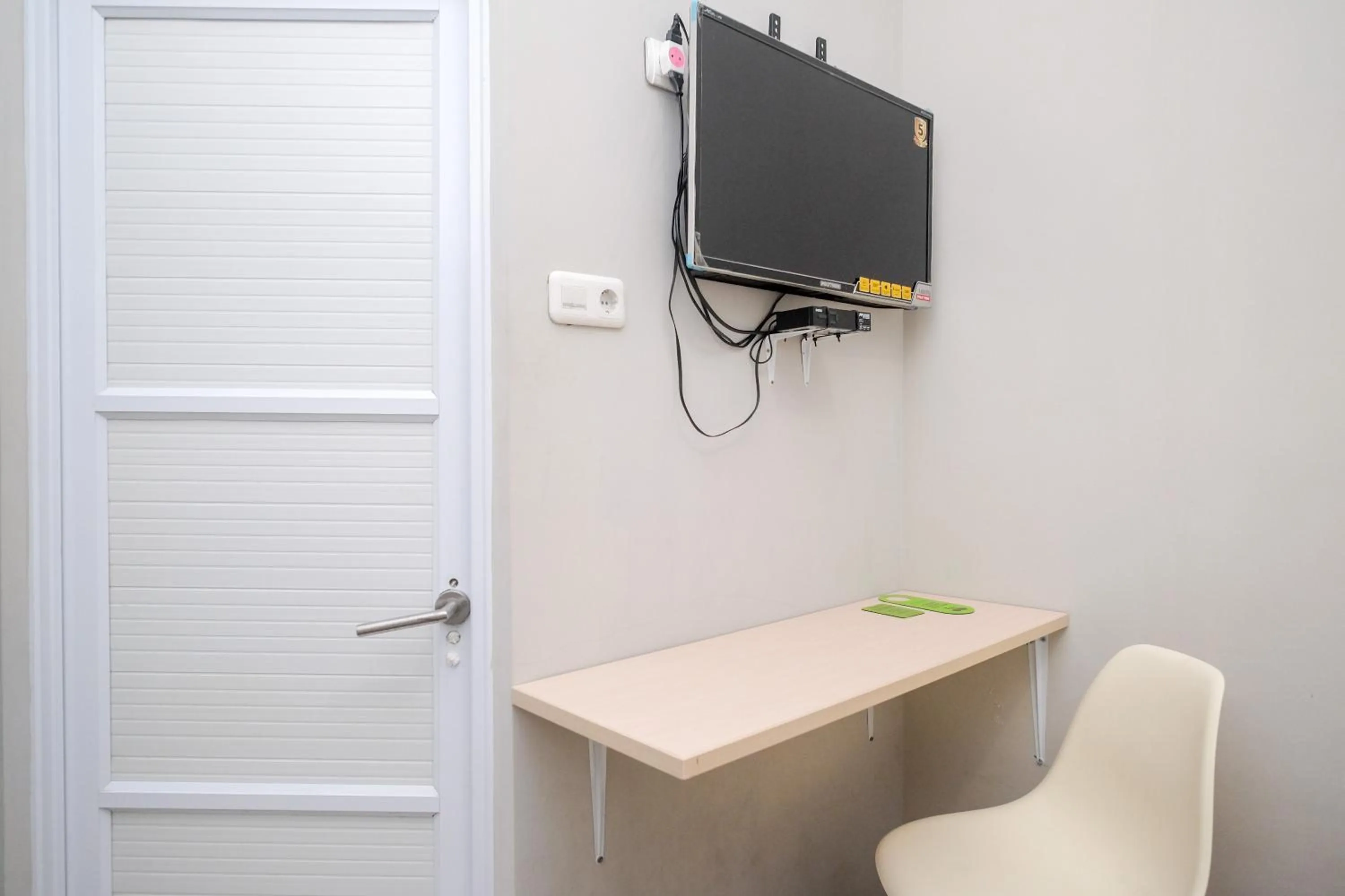 TV and multimedia in Urbanview Stay at H jakal by RedDoorz