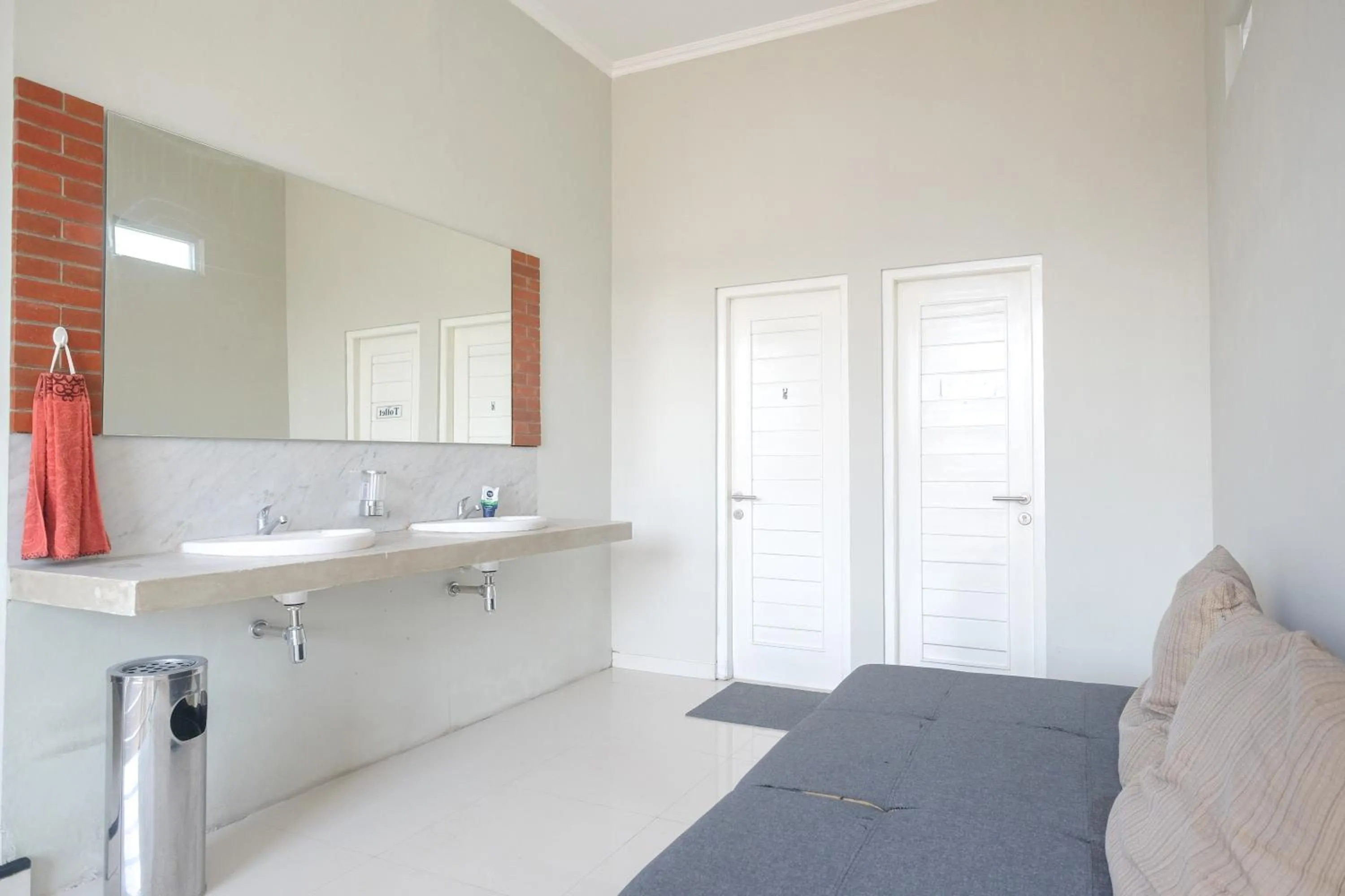 Bathroom in Urbanview Stay at H jakal by RedDoorz