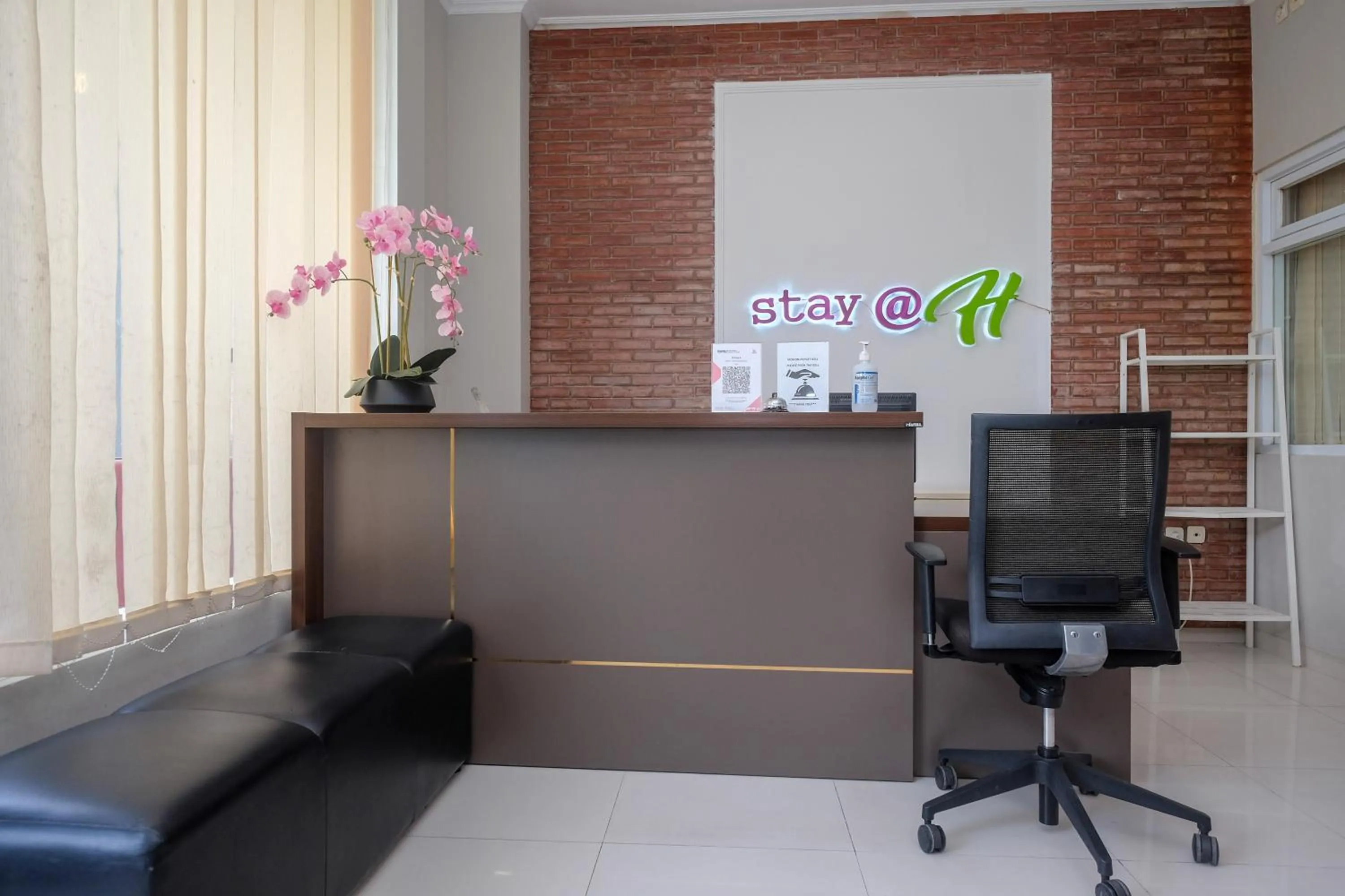 Lobby or reception in Urbanview Stay at H jakal by RedDoorz