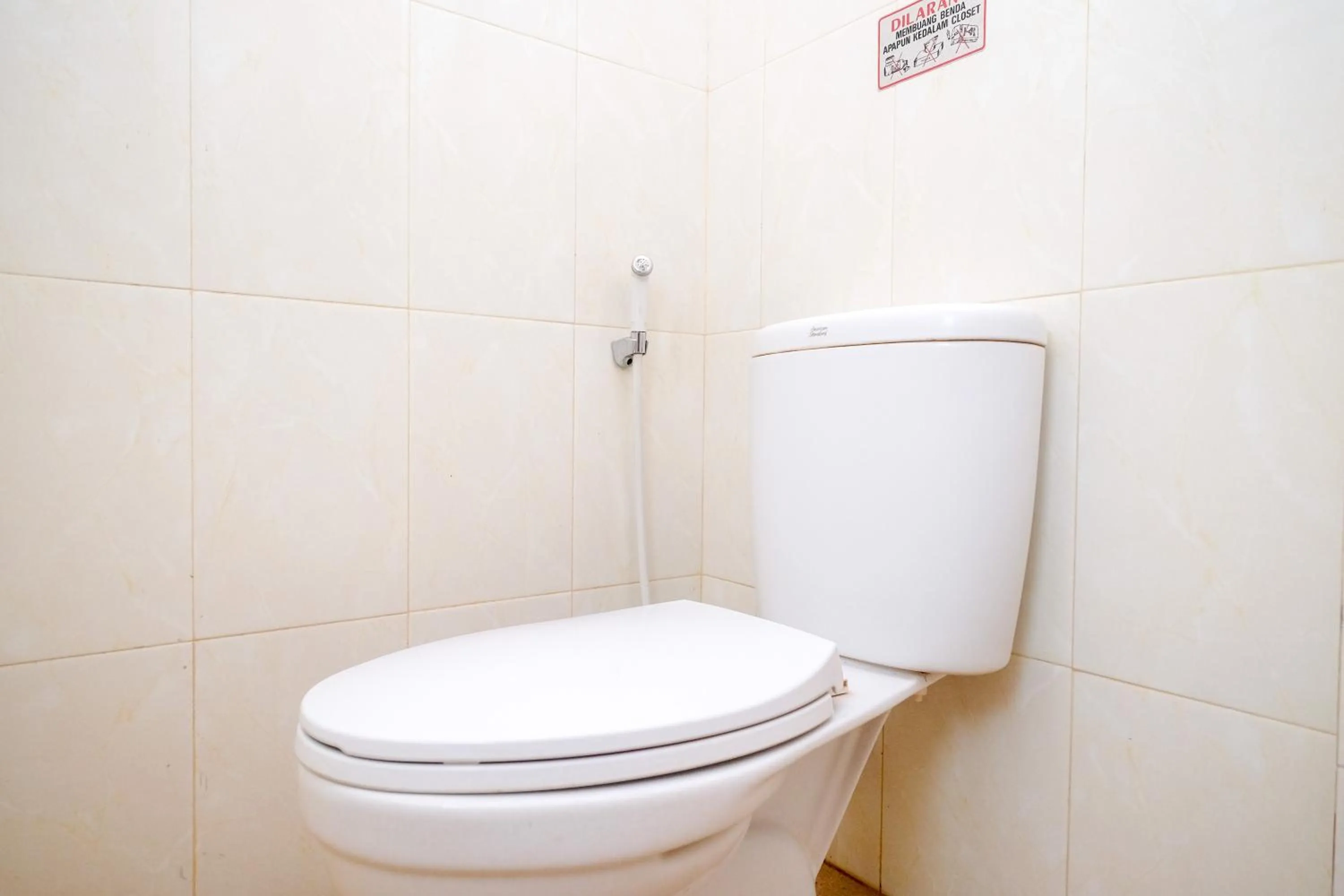 Toilet in Urbanview Stay at H jakal by RedDoorz