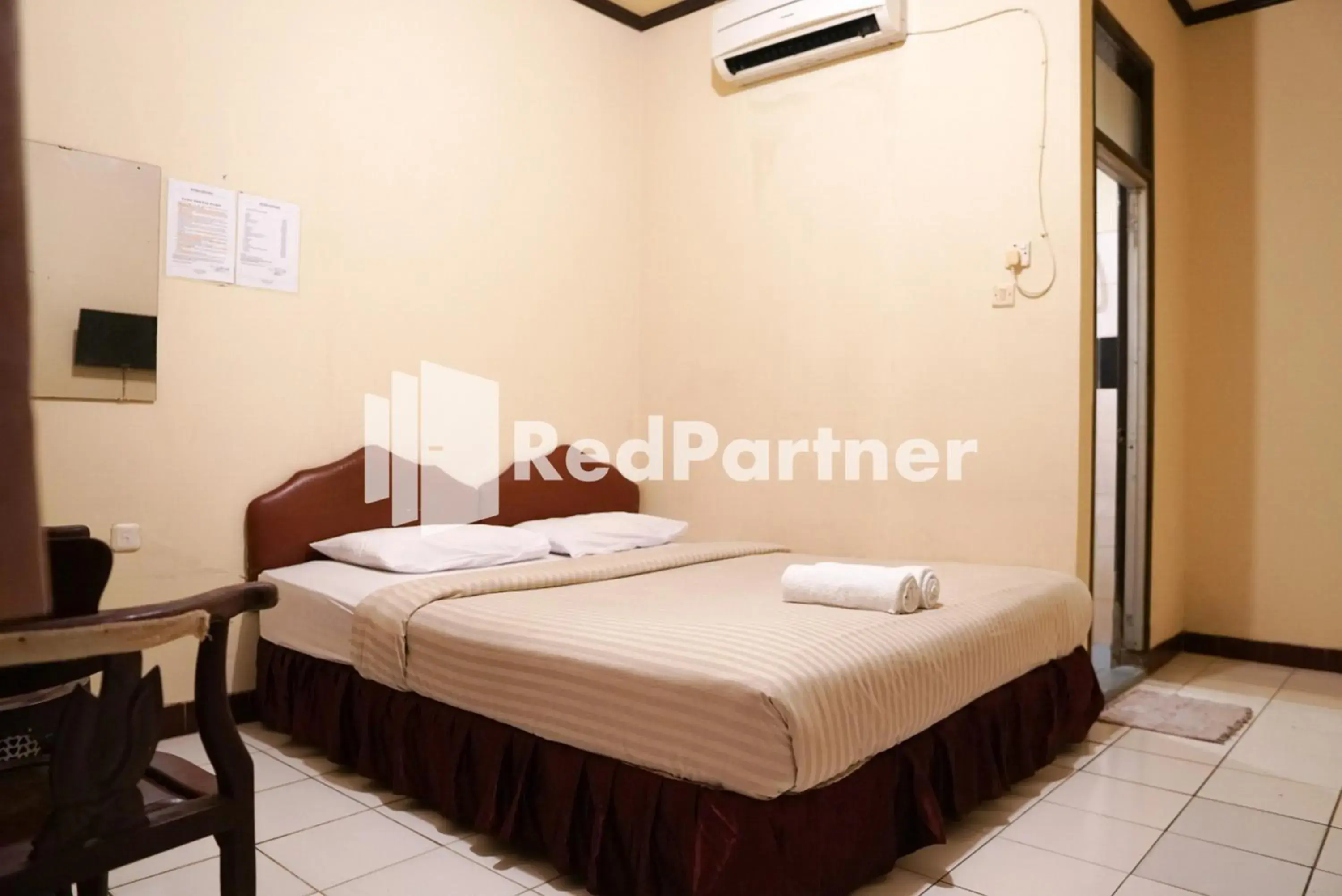 Superior Double Room in Wisma Bintang RedPartner Superior Double Room in Wisma Bintang RedPartner
