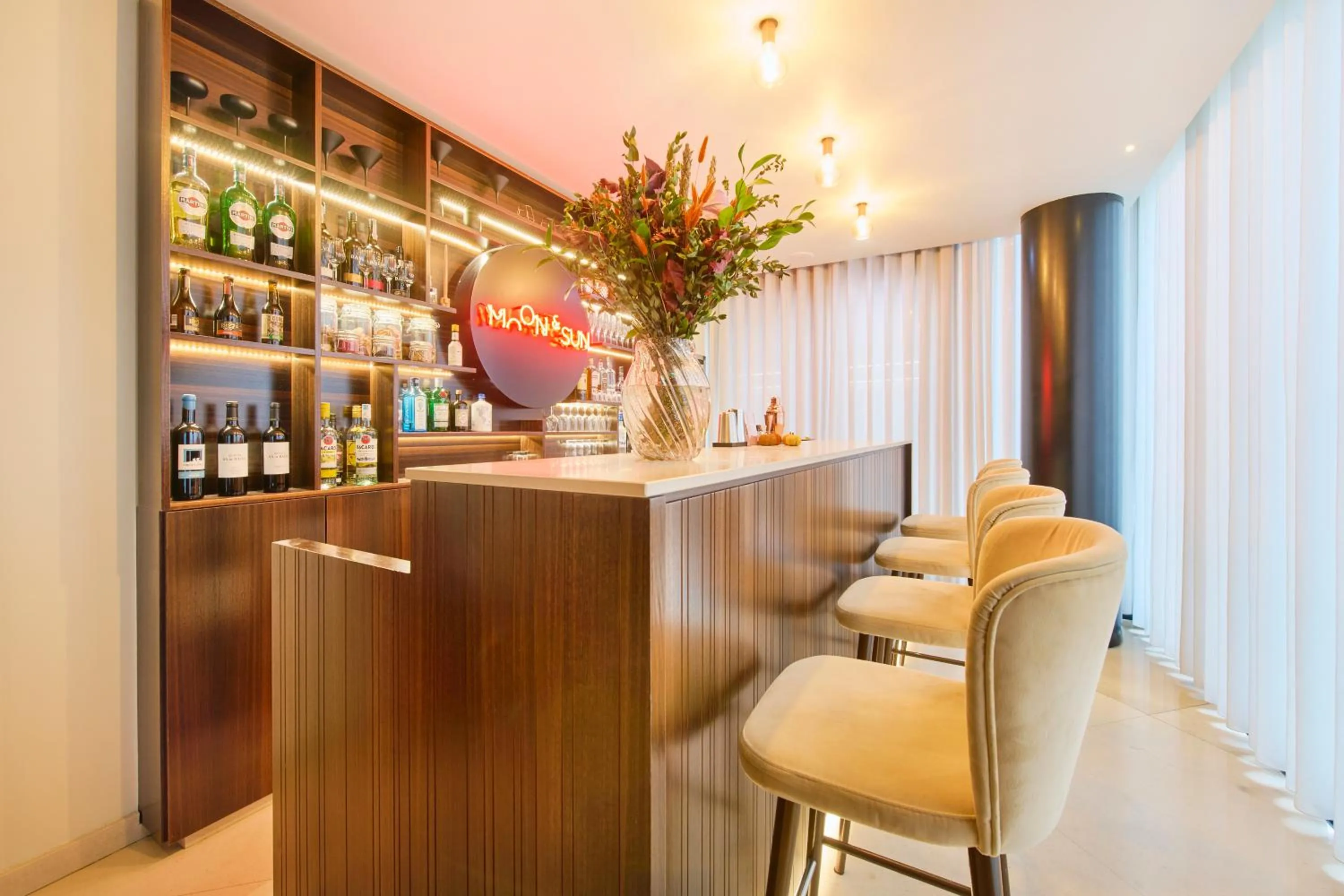 Lounge or bar in Hotel Moon & Sun Porto