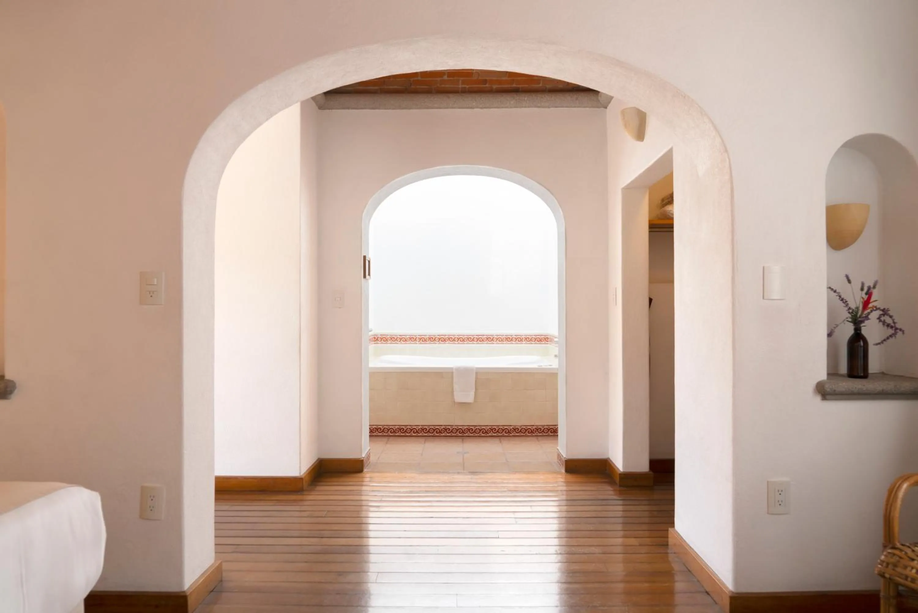 Hot Tub, Bed in Posada del Tepozteco - Hotel & Gallery