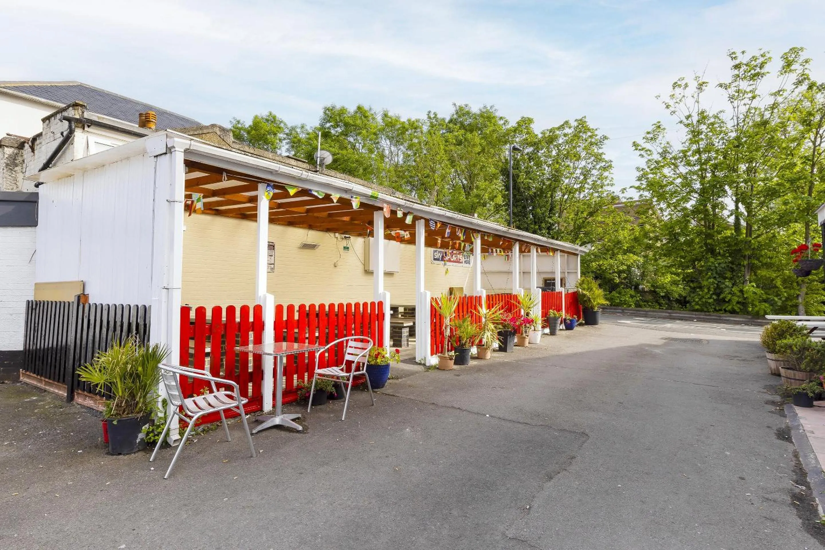 Facade/entrance in Old Oak Tree Inn