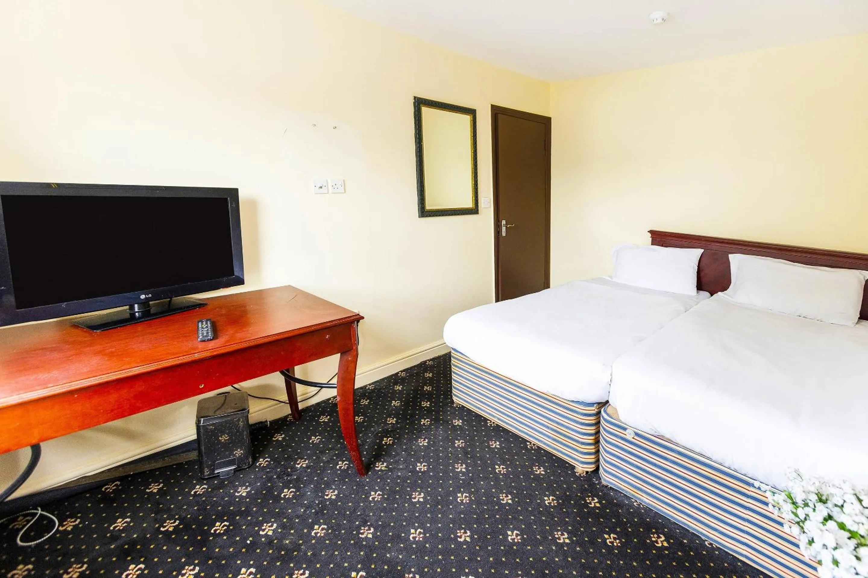 Bedroom, Bed in Old Oak Tree Inn