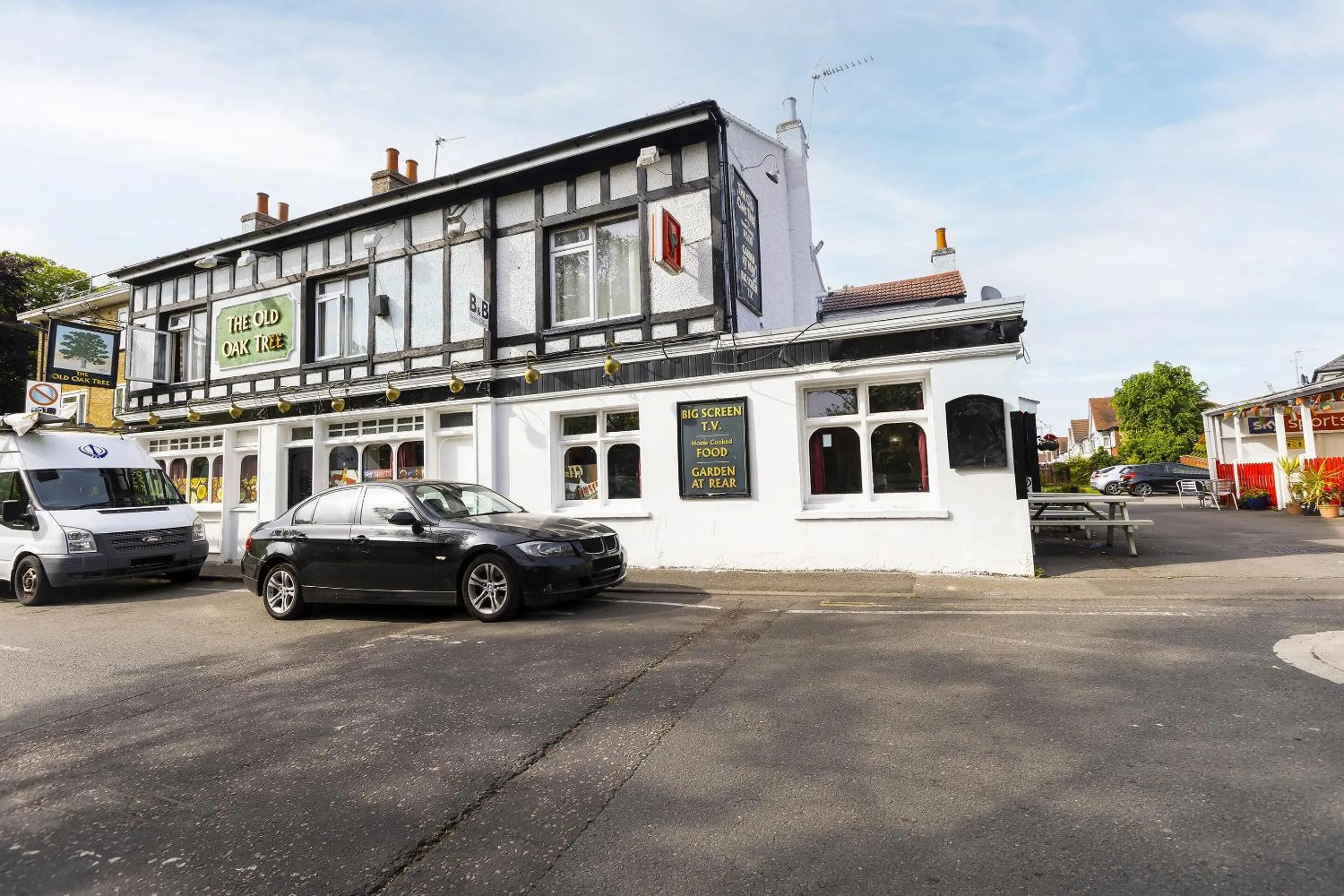 Facade/entrance in Old Oak Tree Inn