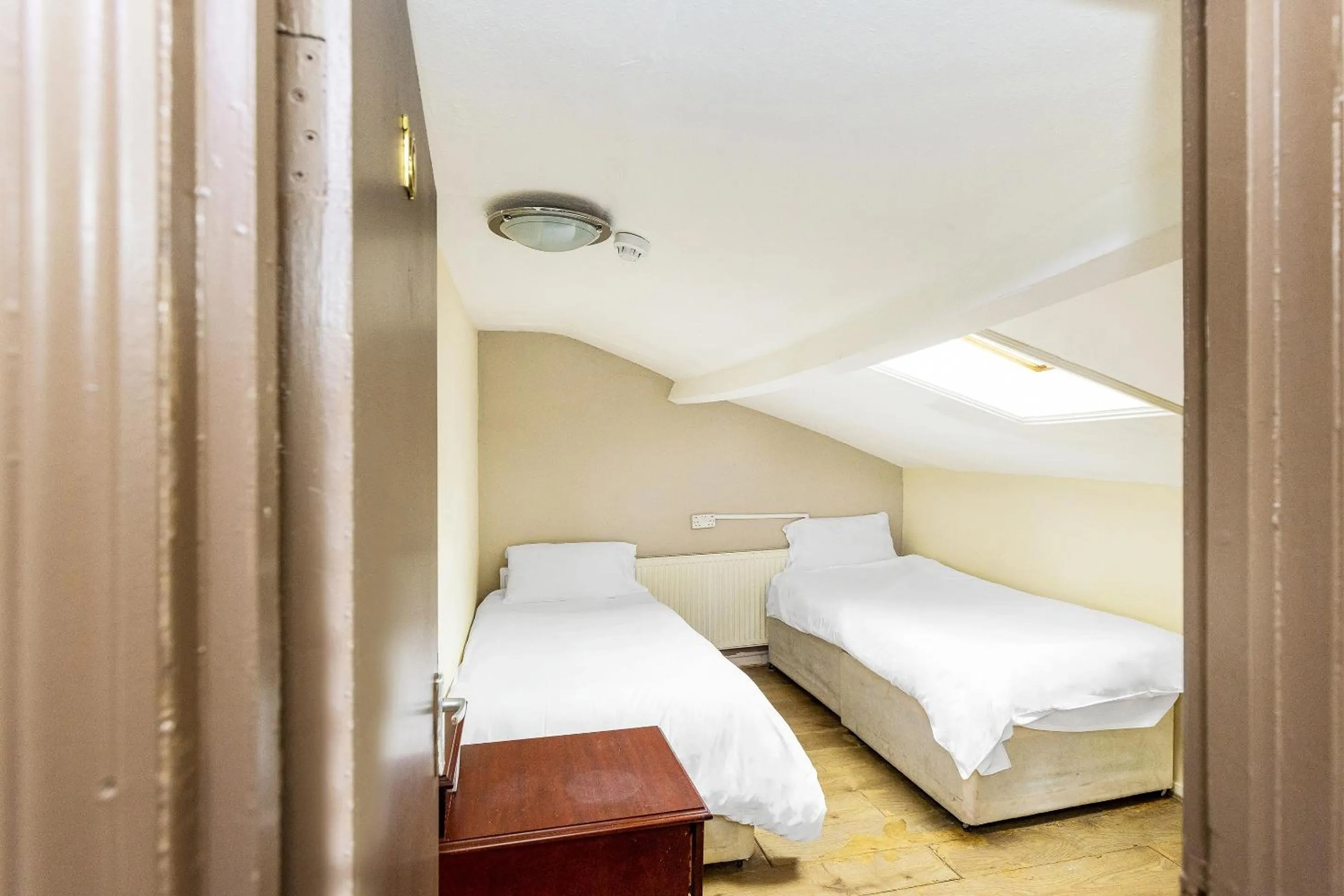 Bedroom, Bed in Old Oak Tree Inn