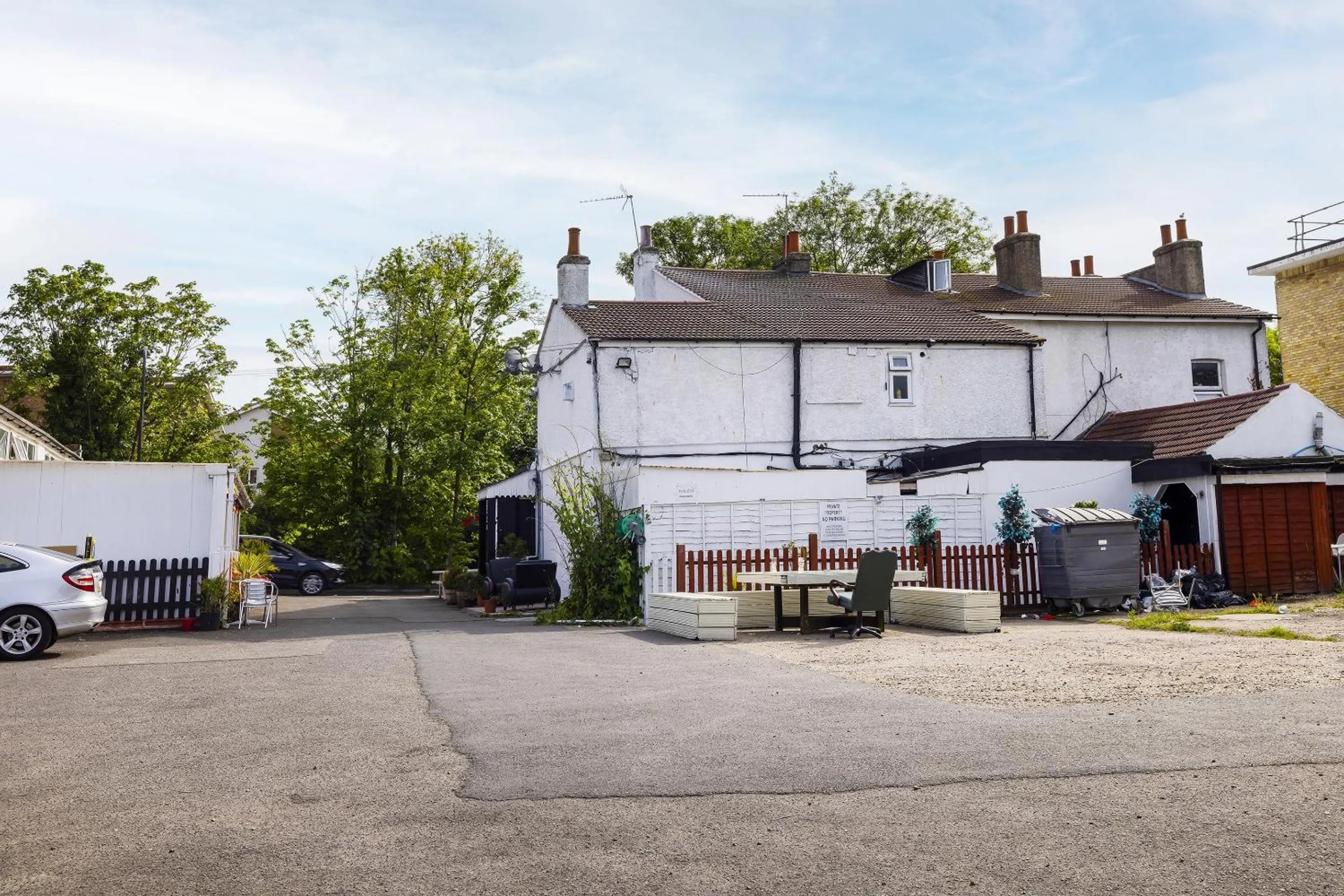 Facade/entrance in Old Oak Tree Inn