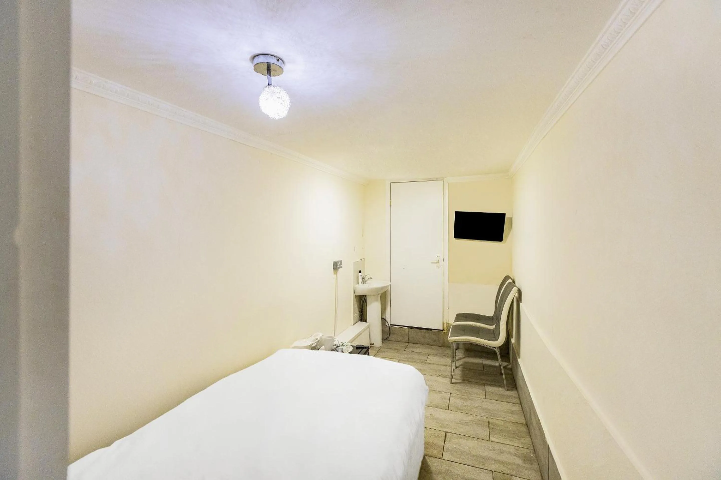 Bedroom, Bed in Old Oak Tree Inn