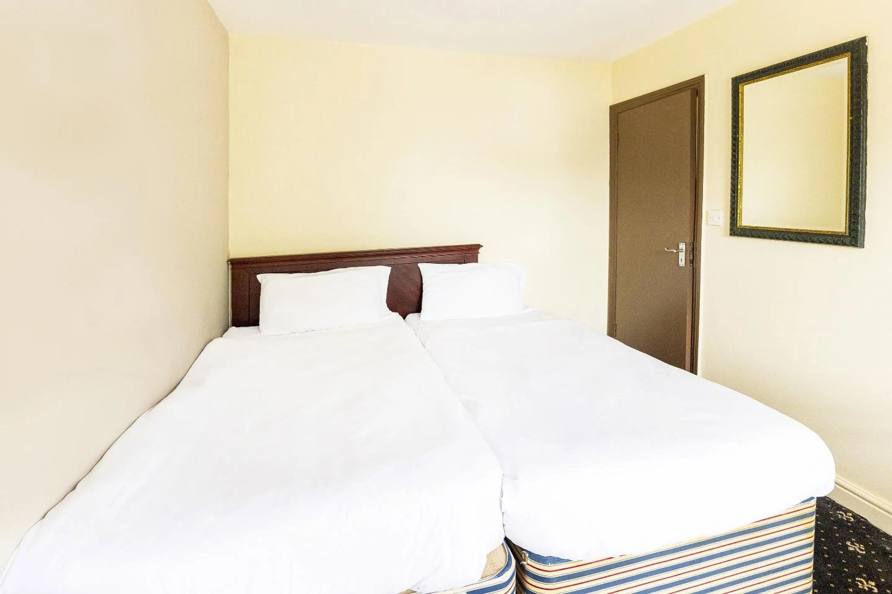 Bedroom, Bed in Old Oak Tree Inn
