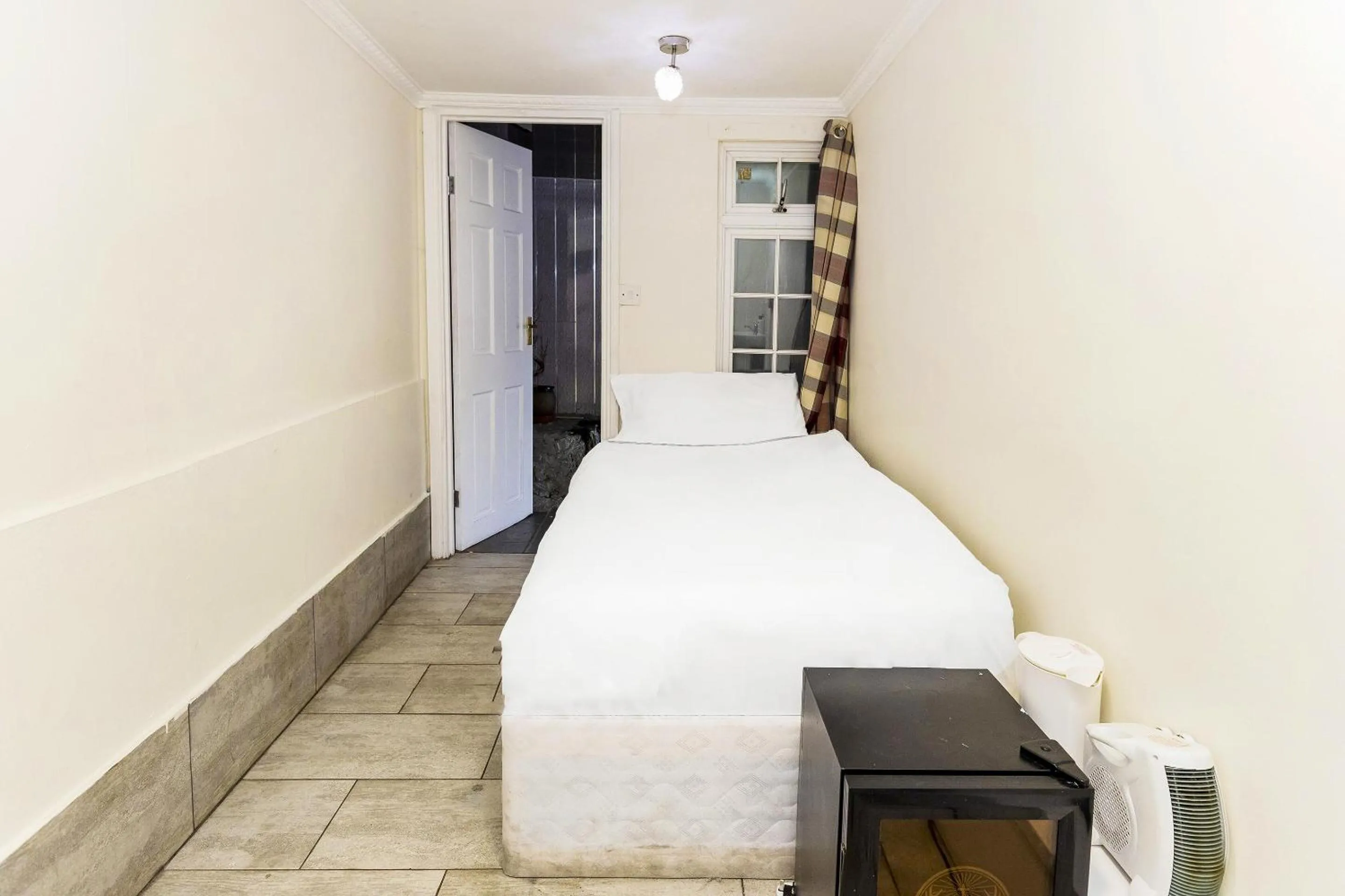 Bedroom, Bed in Old Oak Tree Inn