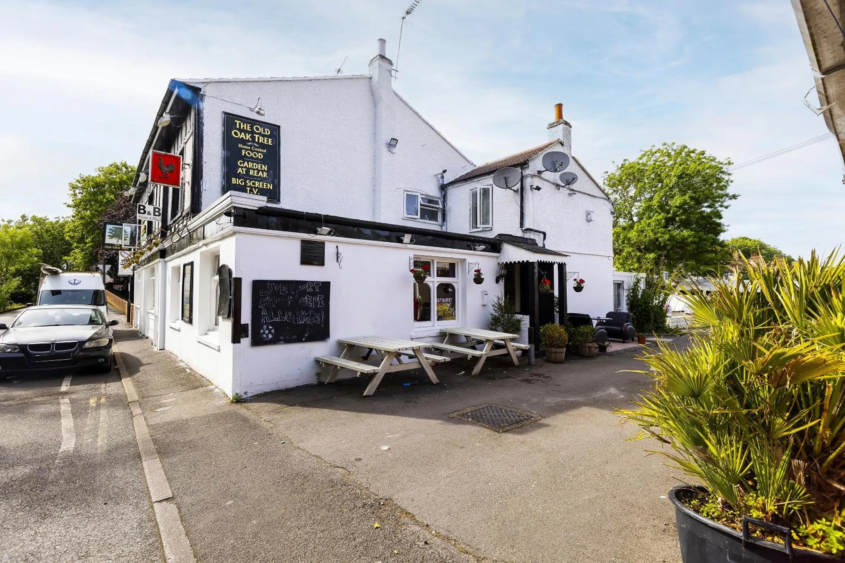 Facade/entrance in Old Oak Tree Inn