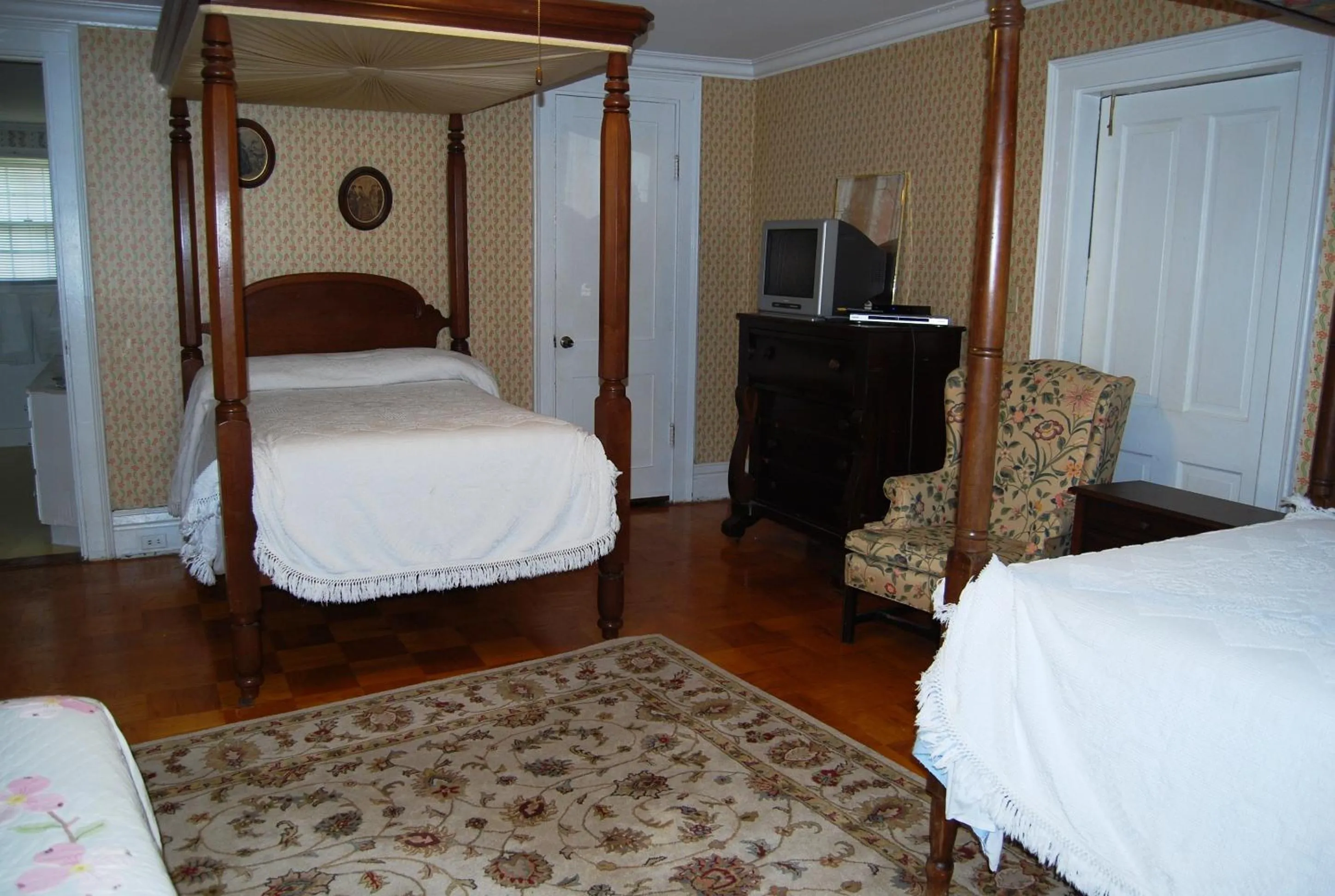 Bed in Glenfield Plantation Historic Antebellum Bed and Breakfast