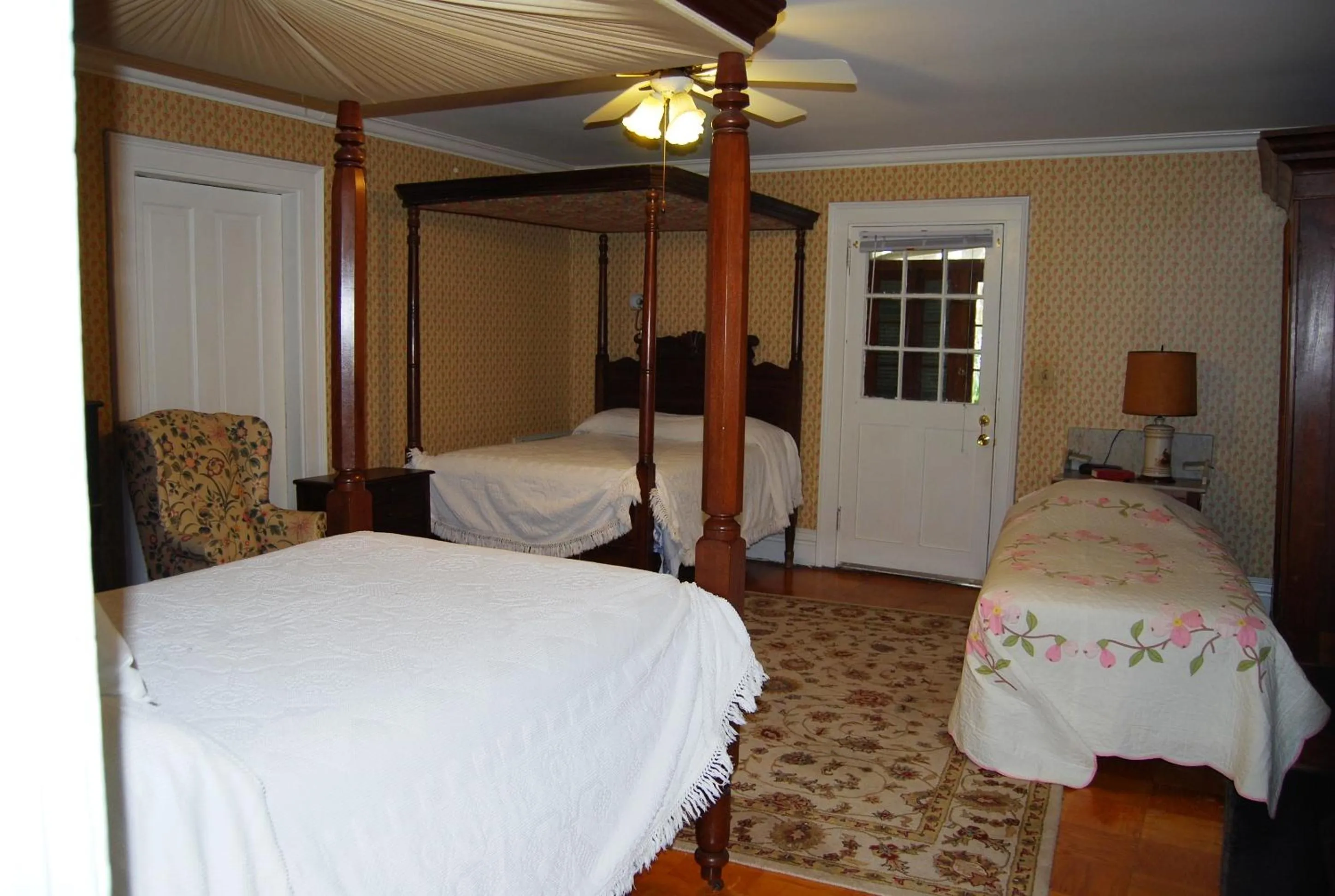 Bed in Glenfield Plantation Historic Antebellum Bed and Breakfast