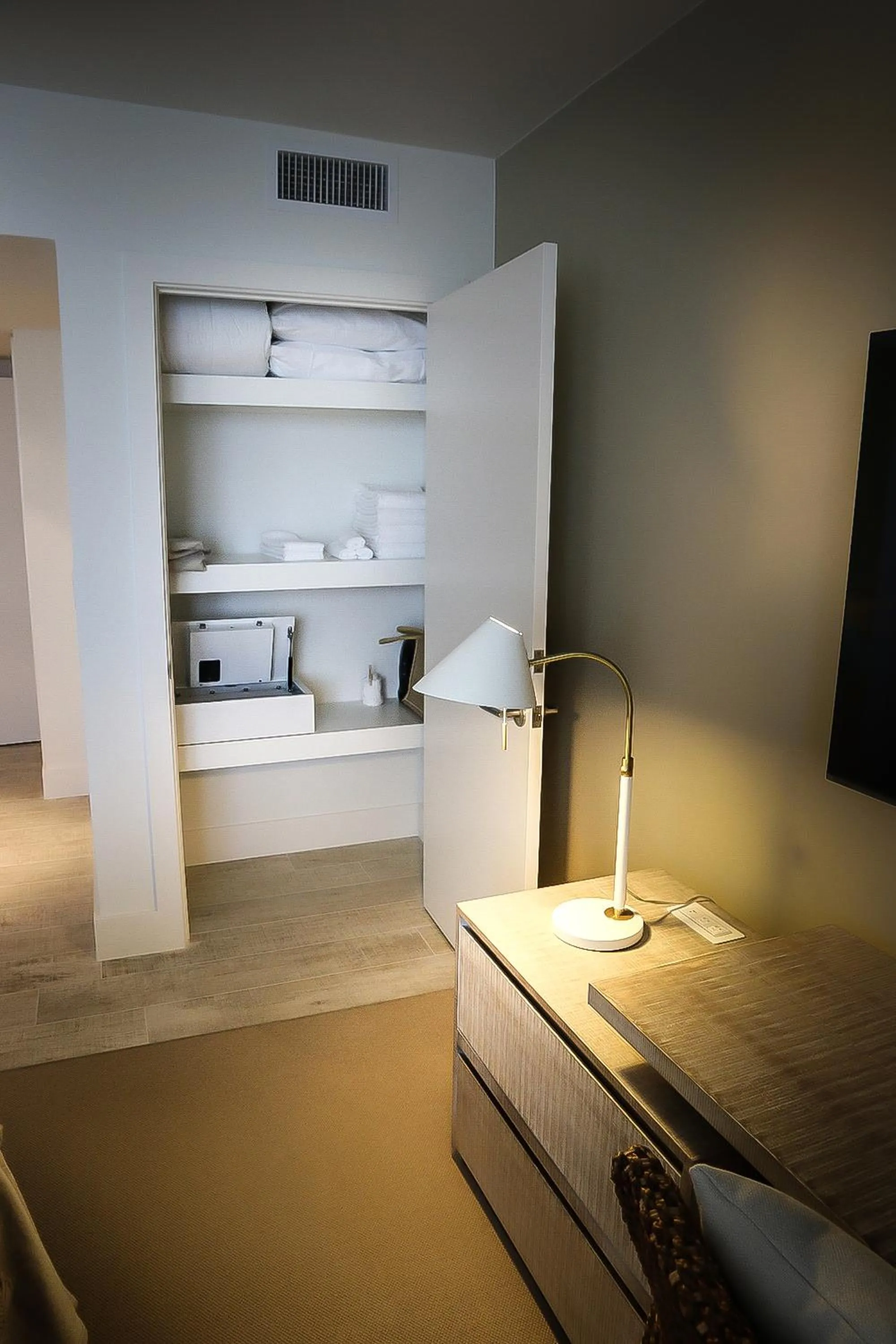 Bed in 1 Hotel & Homes Miami Beach Oceanfront Residence Suites By Joe Semary