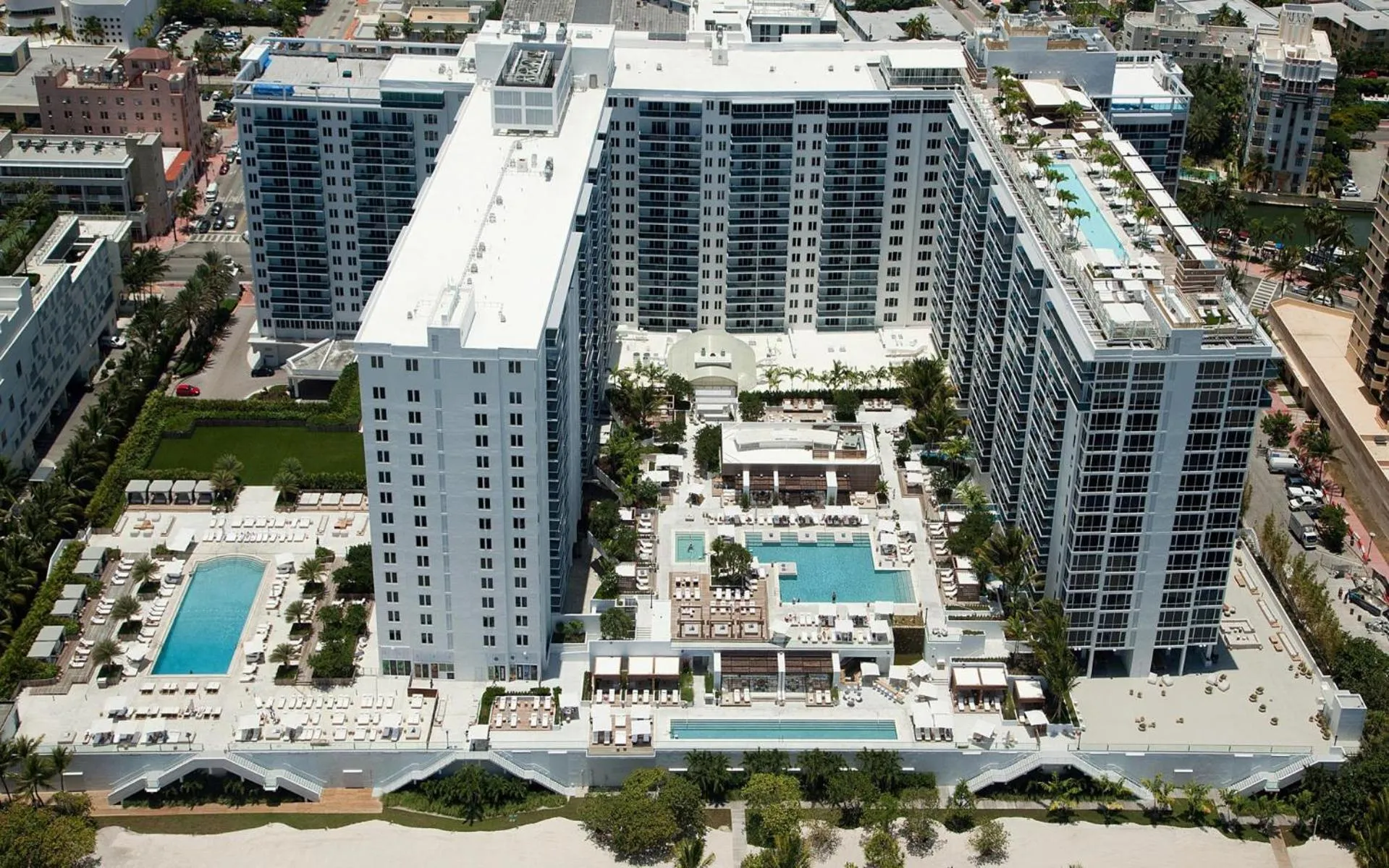 Property building in 1 Hotel & Homes Miami Beach Oceanfront Residence Suites By Joe Semary