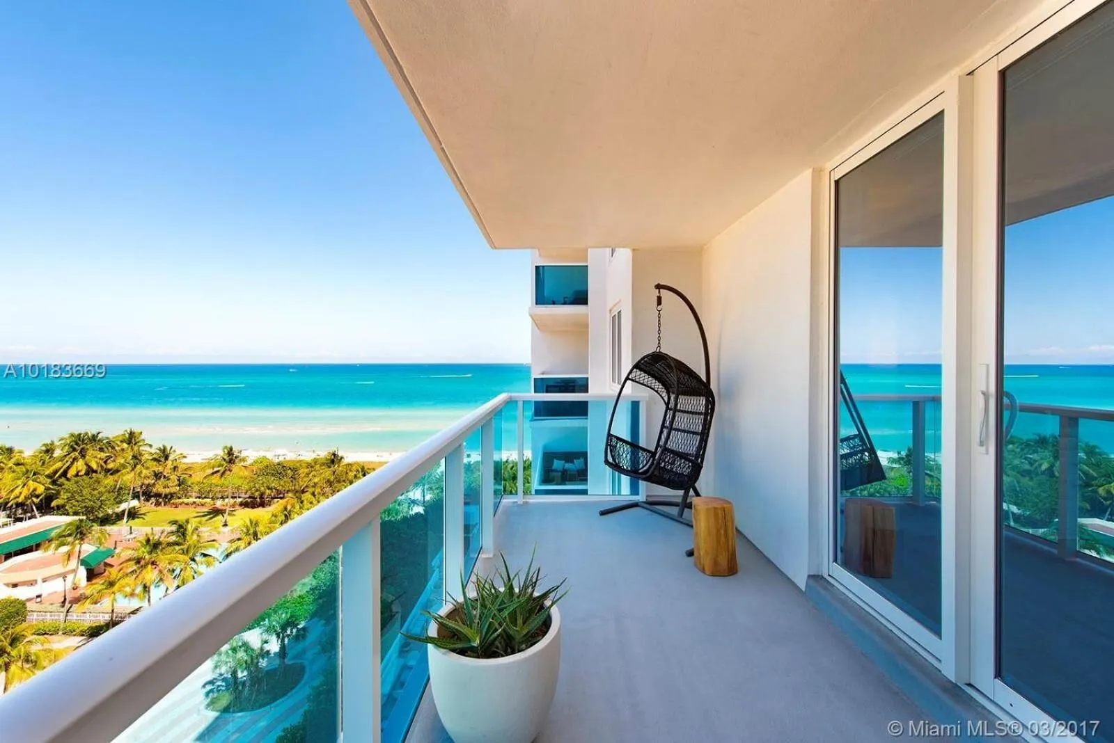 Balcony/Terrace in 1 Hotel & Homes Miami Beach Oceanfront Residence Suites By Joe Semary