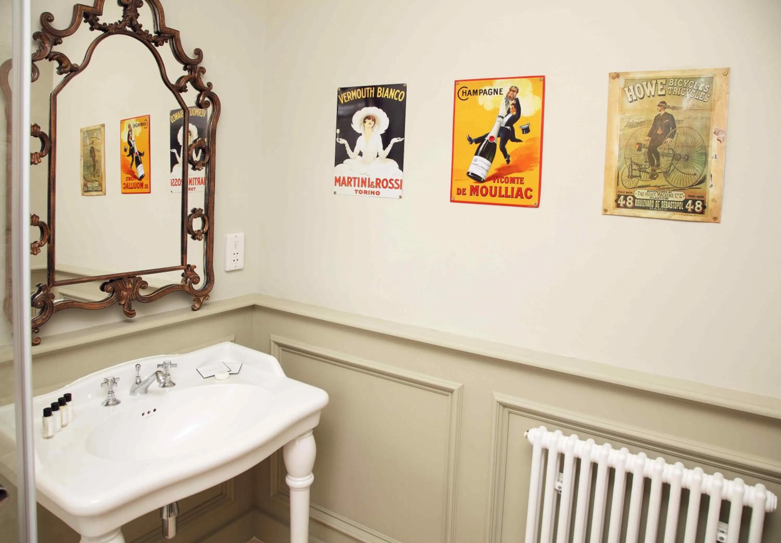 Bathroom in Flower Pot Hotel