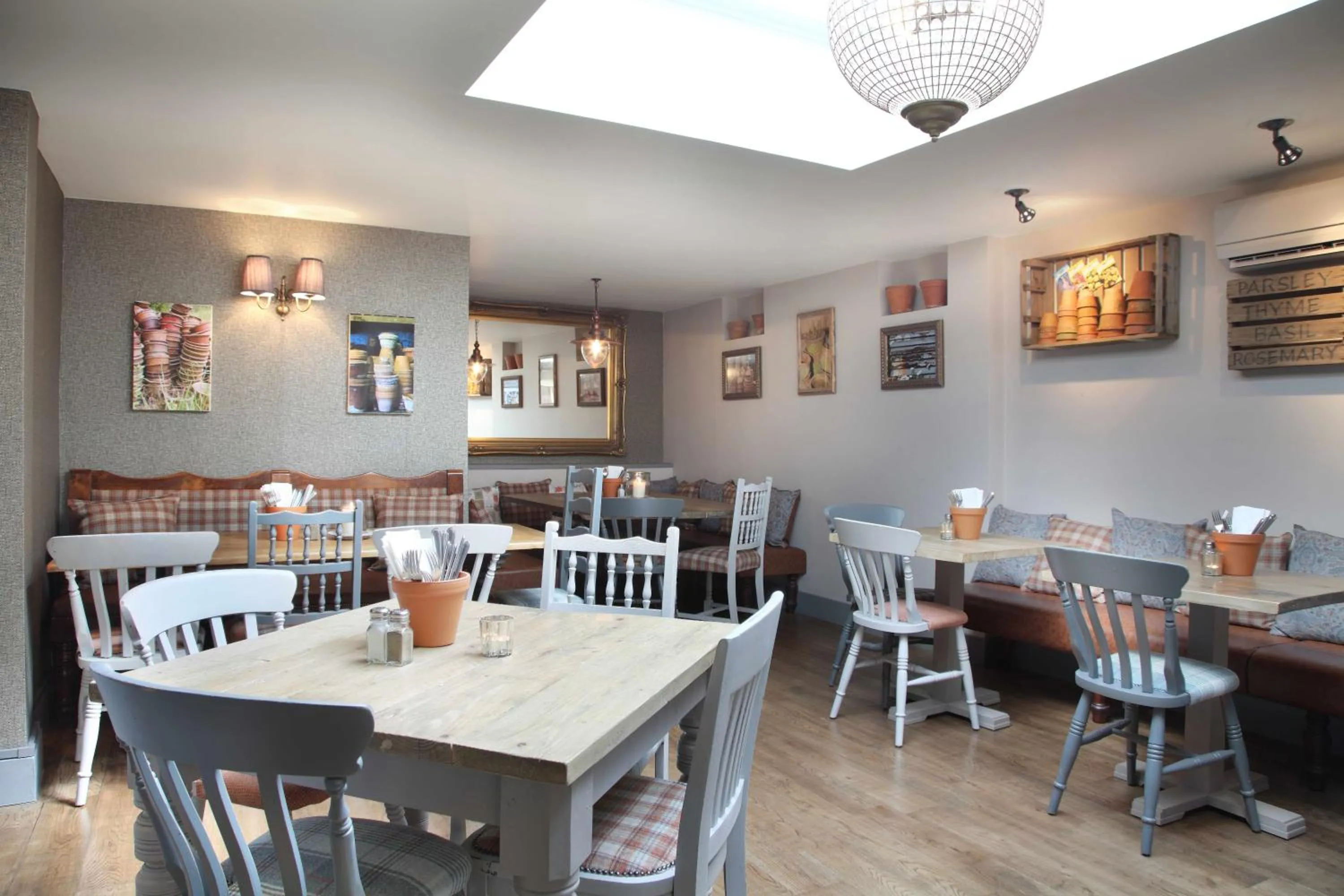 Restaurant/places to eat in Flower Pot Hotel