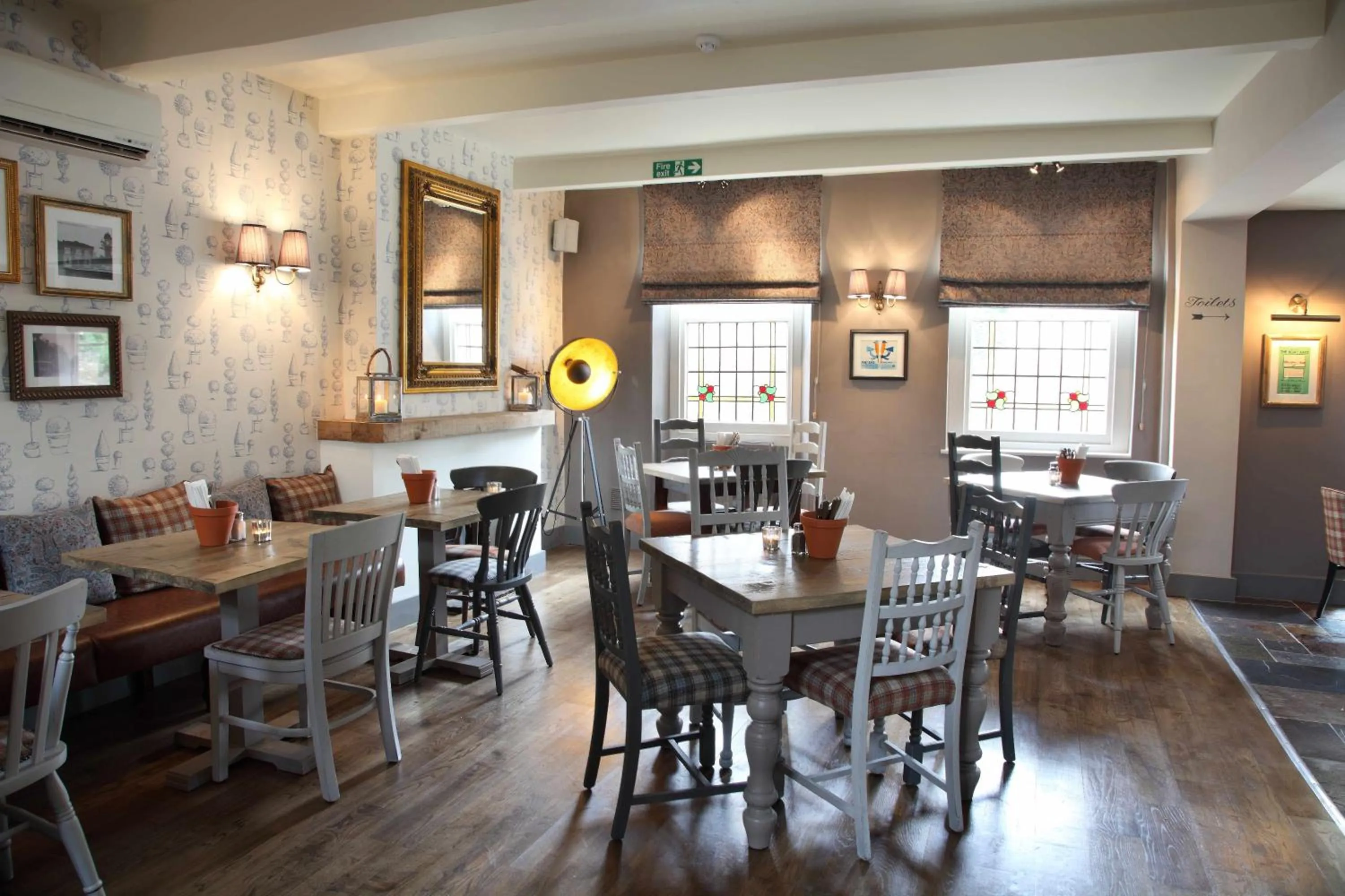 Restaurant/places to eat in Flower Pot Hotel