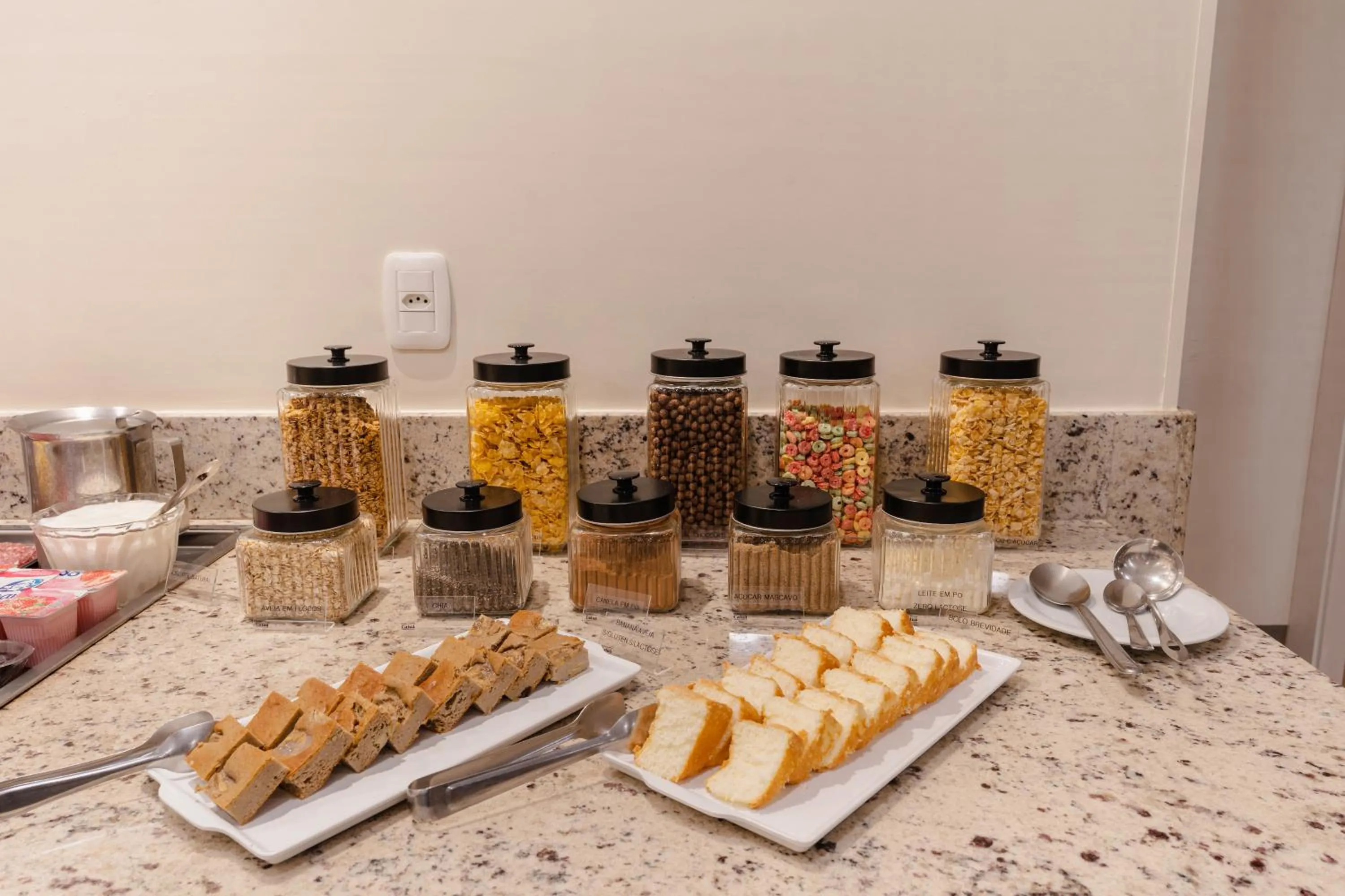 Buffet breakfast in Hotel Caiuá Express