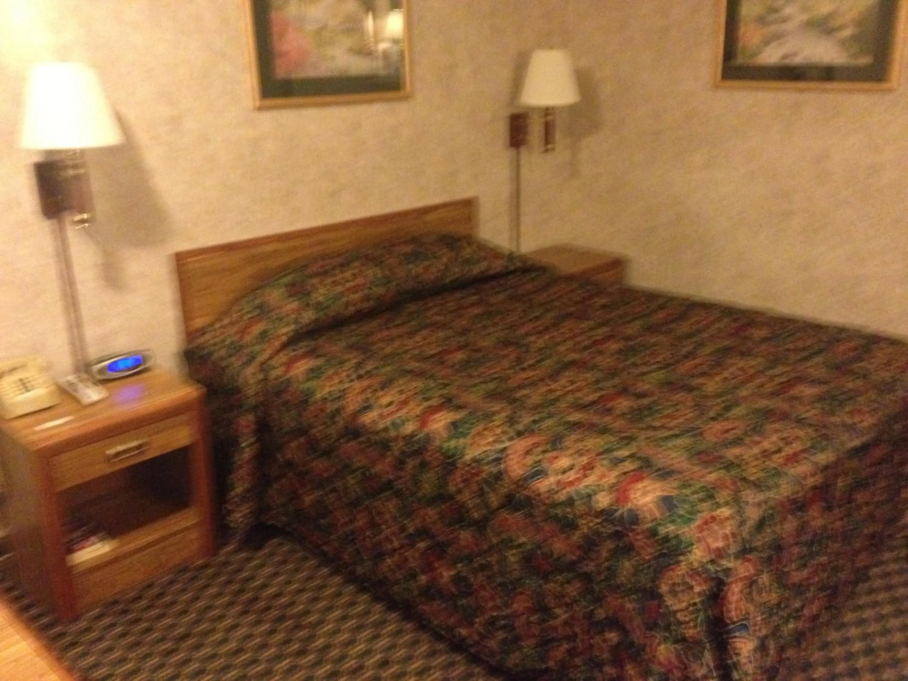 Bed in Richmond Inn and Suites