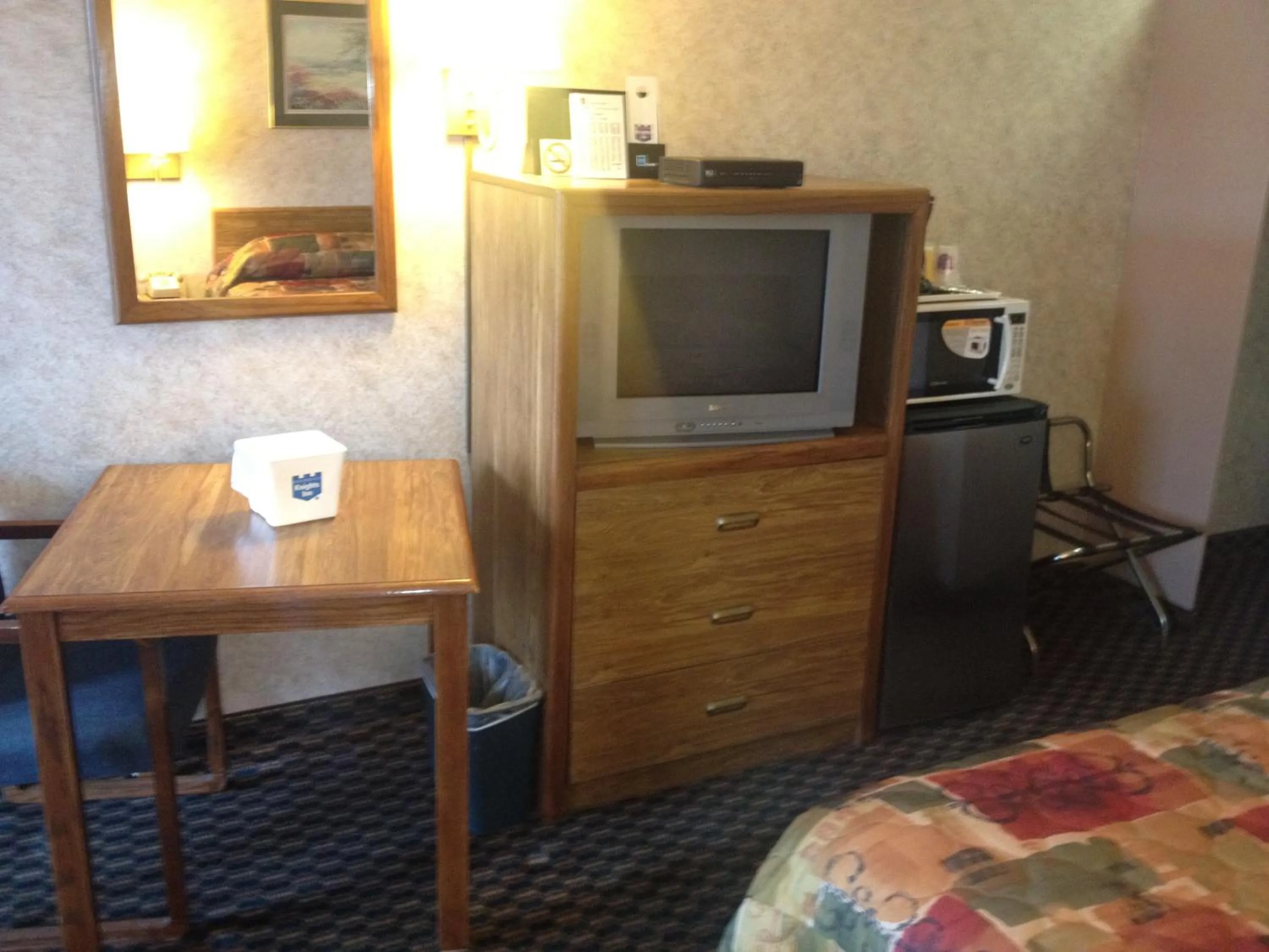 TV and multimedia, Bed in Richmond Inn and Suites