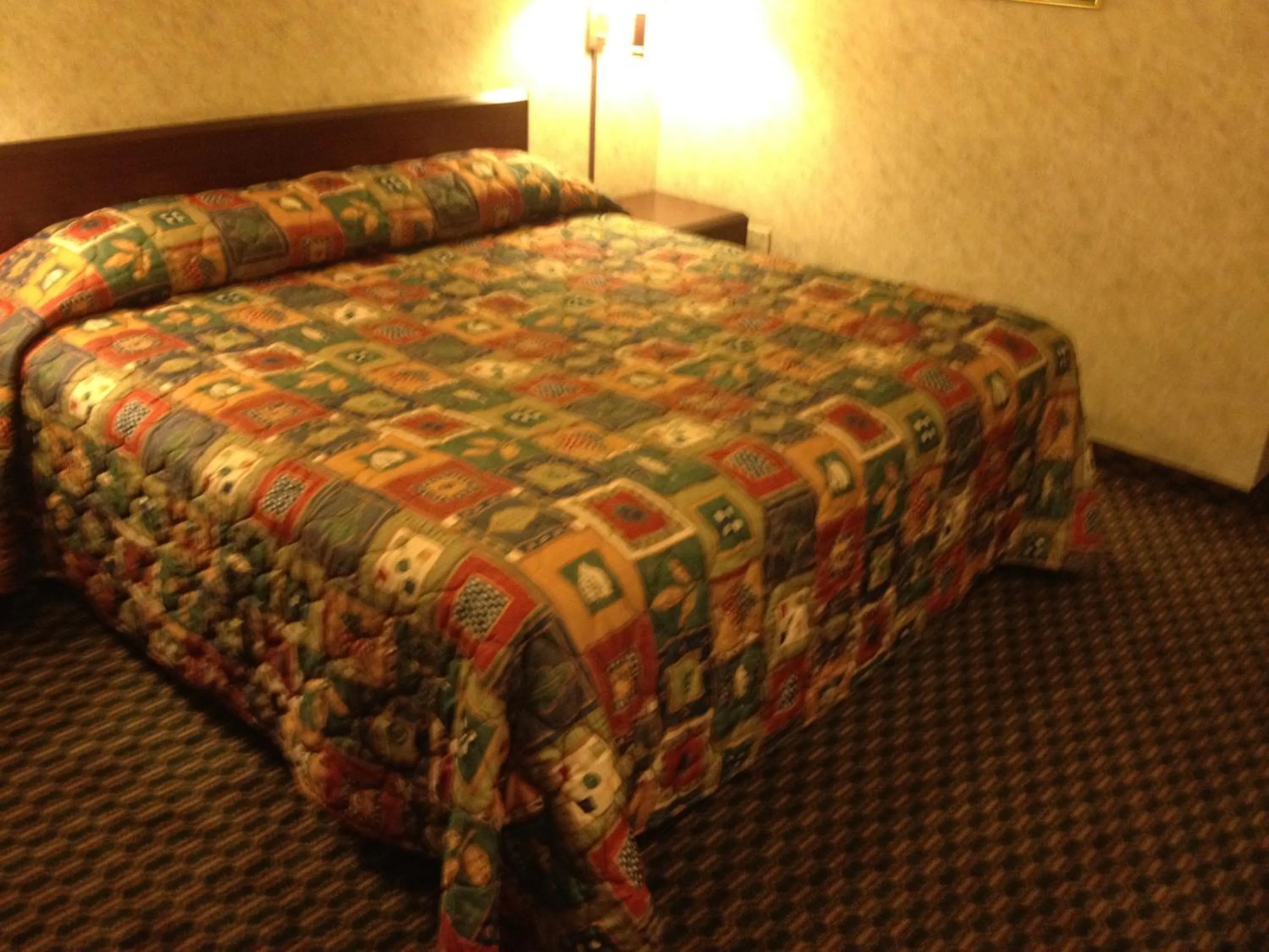 Bed in Richmond Inn and Suites