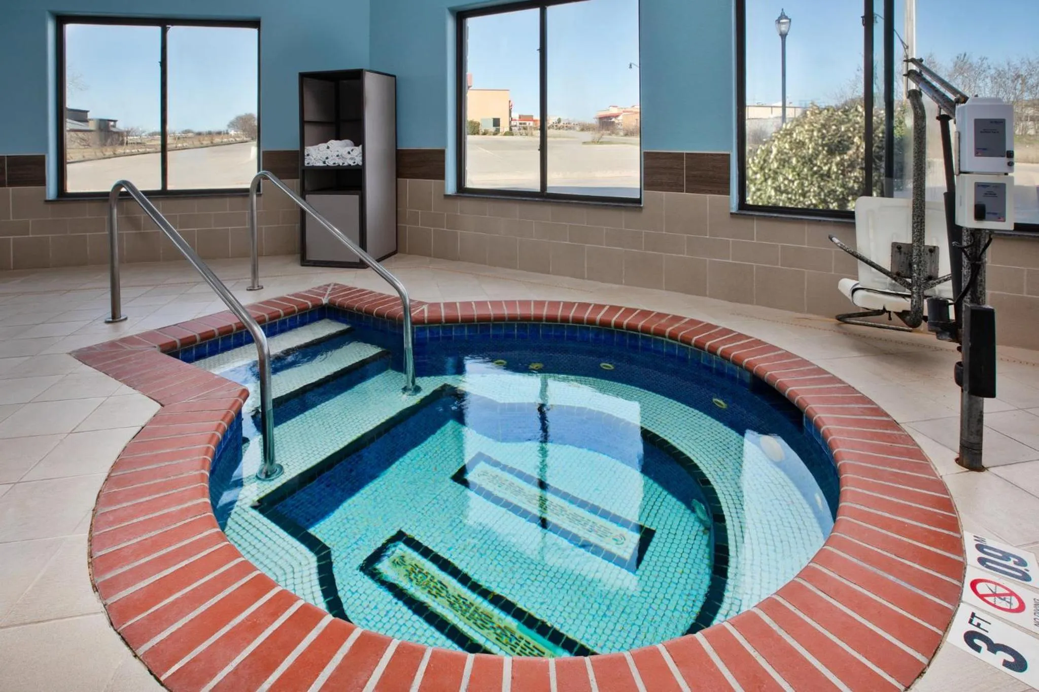 Swimming pool in Holiday Inn Express Hotel and Suites Duncan by IHG
