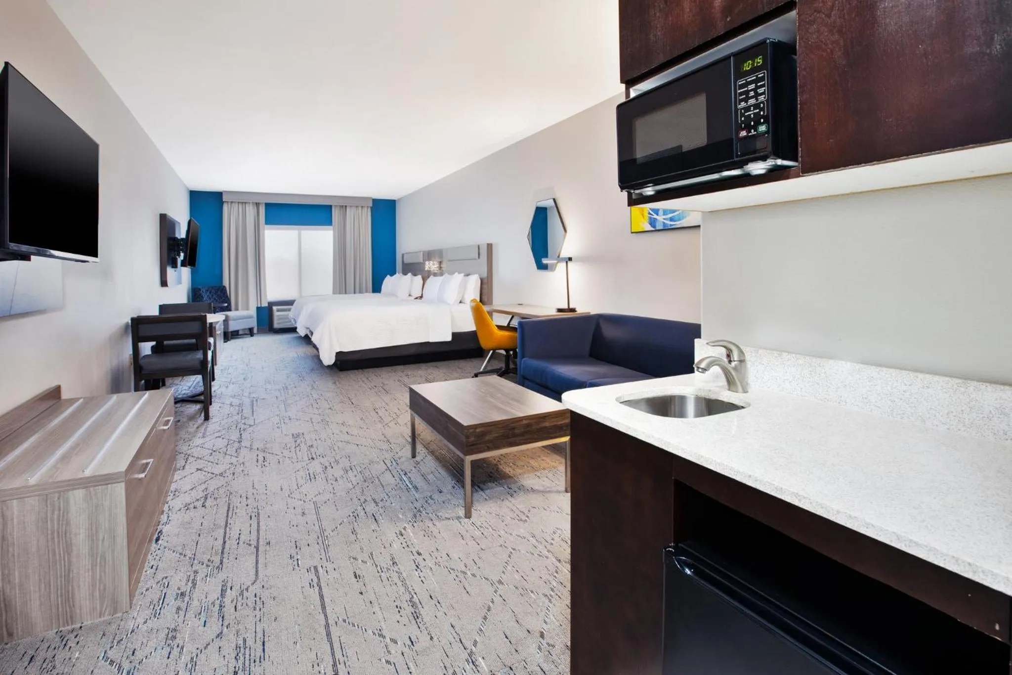 Photo of the whole room, Bed in Holiday Inn Express Hotel and Suites Duncan by IHG