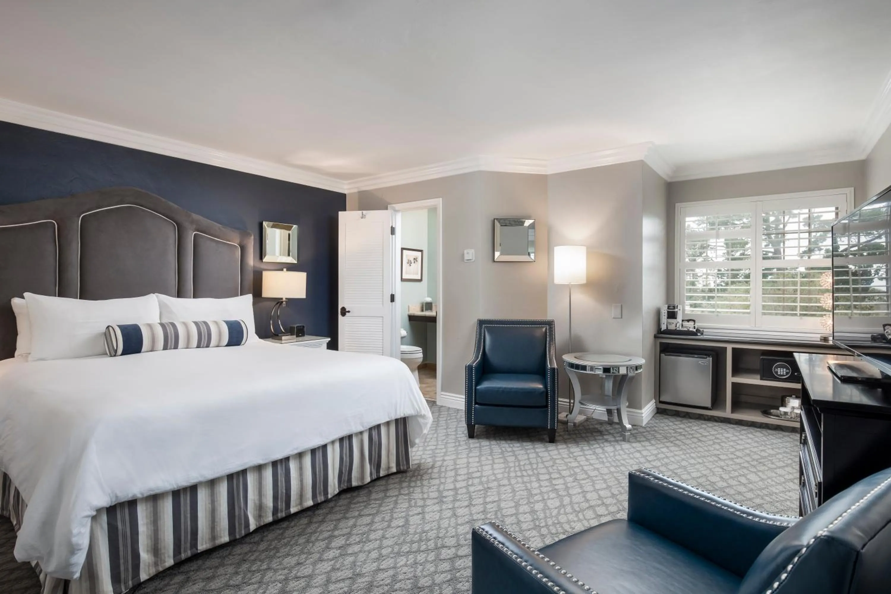 Photo of the whole room, Bed in Candle Light Inn