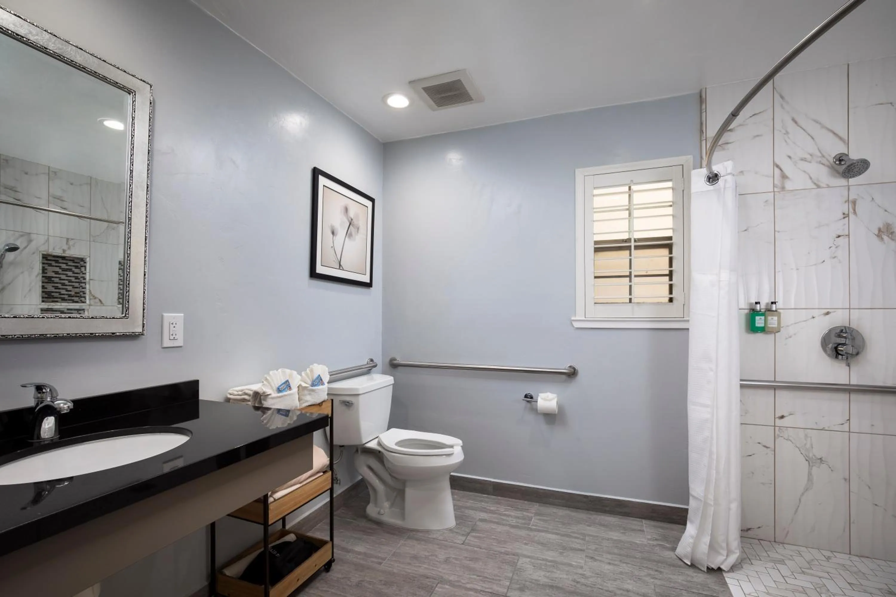 Bathroom in Candle Light Inn