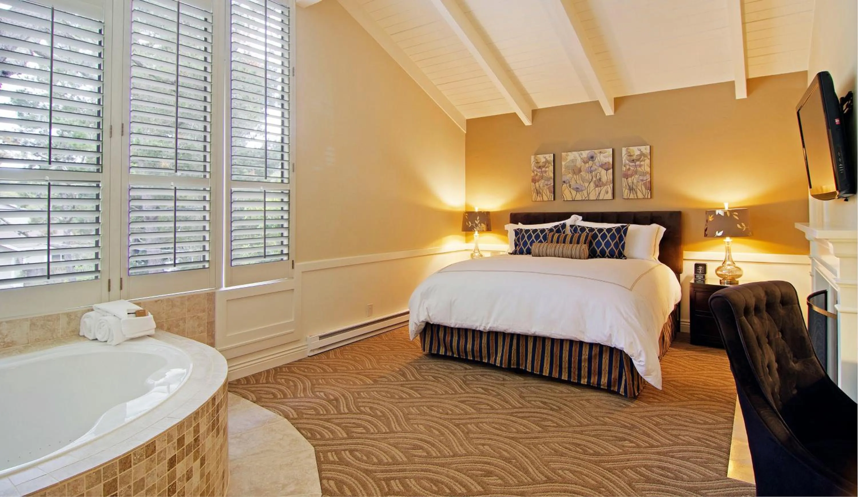 Bedroom, Bed in Carriage House Inn