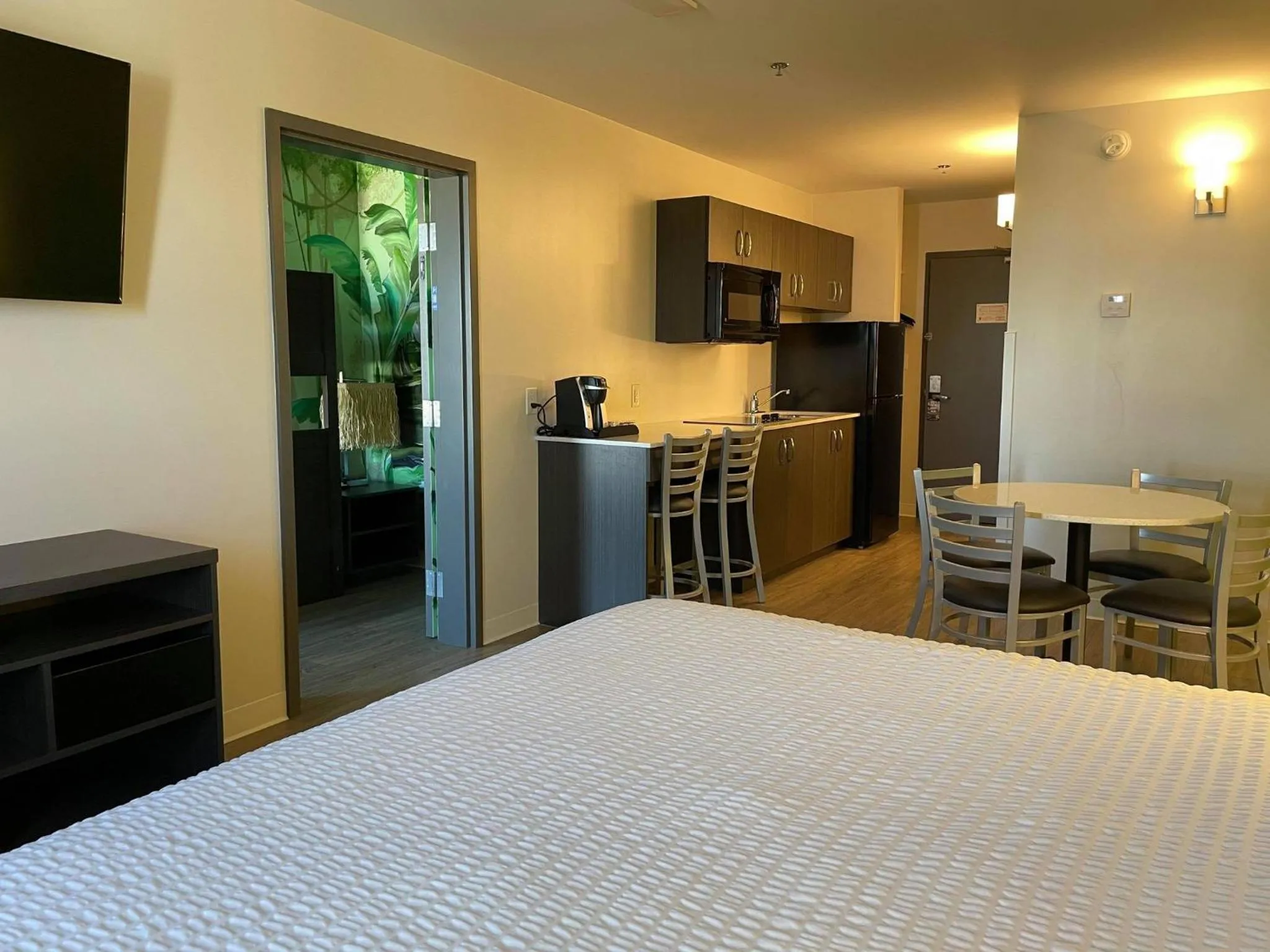 Kitchen or kitchenette, Bed in Super 8 by Wyndham Winnipeg East MB