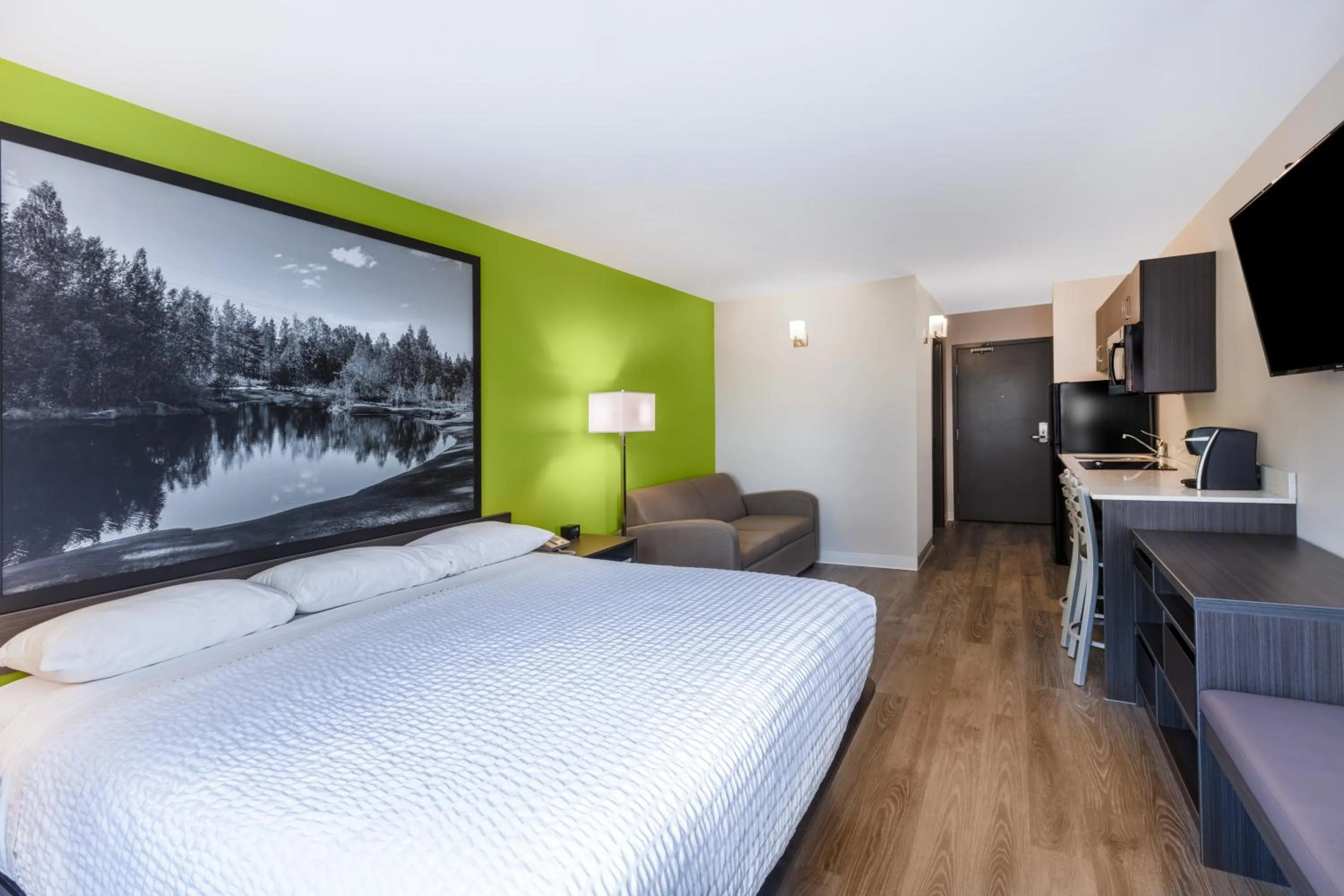 Photo of the whole room, Bed in Super 8 by Wyndham Winnipeg East MB