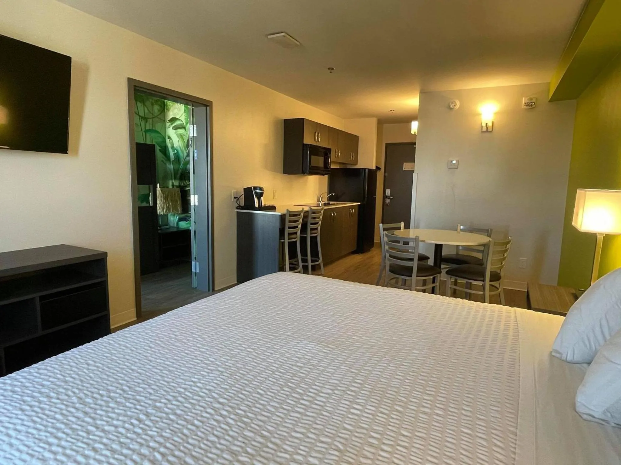 Kitchen or kitchenette, Bed in Super 8 by Wyndham Winnipeg East MB