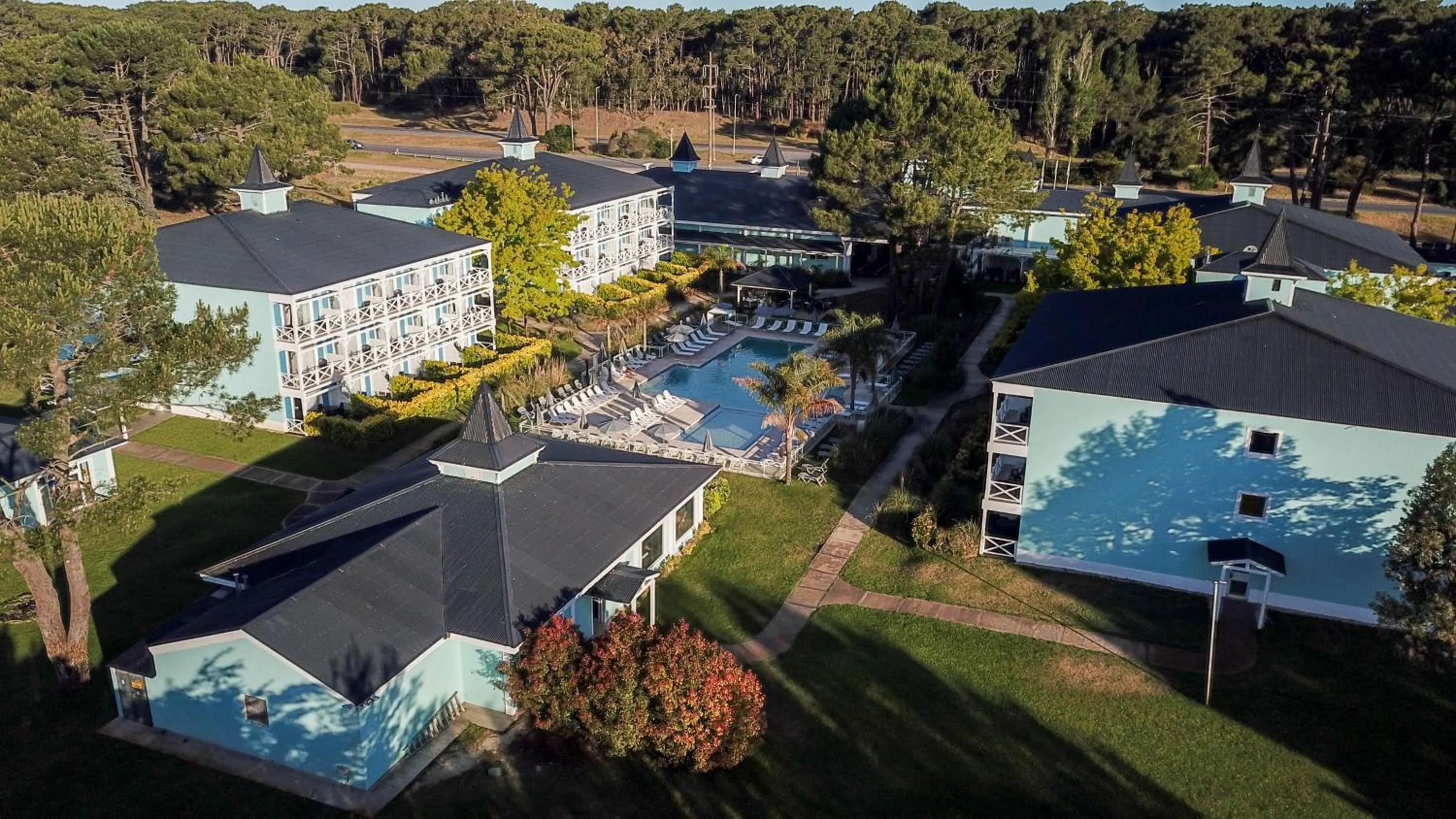 Property building in Howard Johnson Hotel & Convention Center Madariaga - Carilo