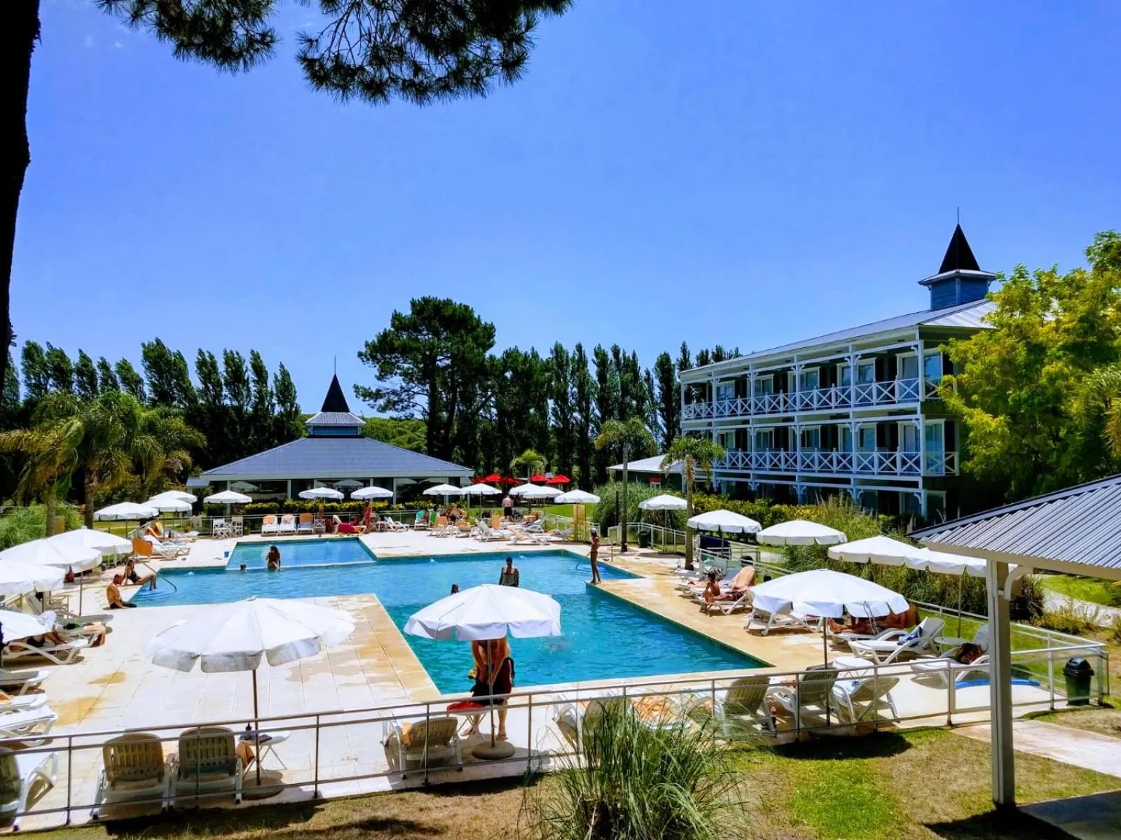 Swimming pool in Howard Johnson Hotel & Convention Center Madariaga - Carilo