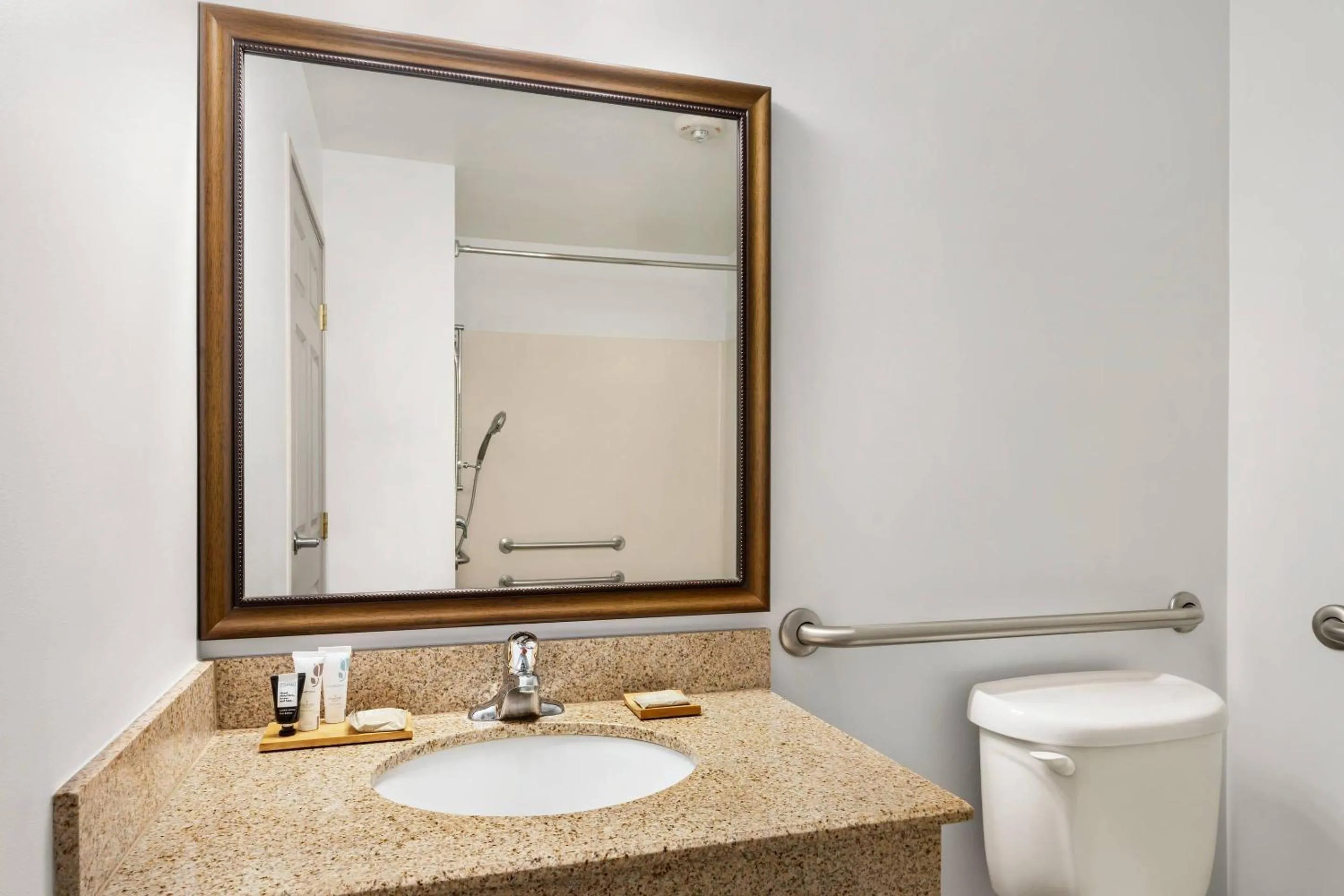 Bedroom in Country Inn & Suites by Radisson, Boise West - Meridian