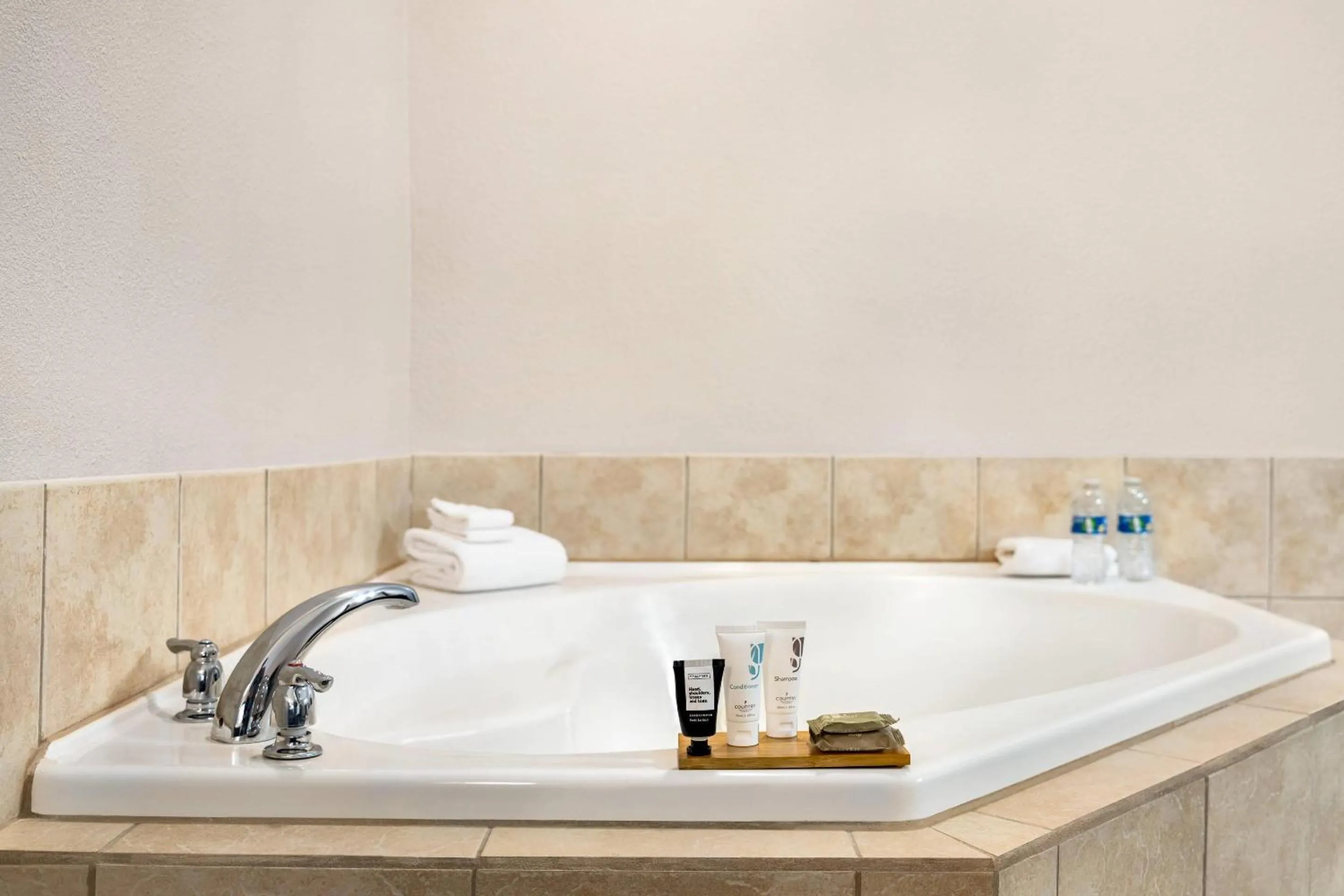 Bedroom in Country Inn & Suites by Radisson, Boise West - Meridian