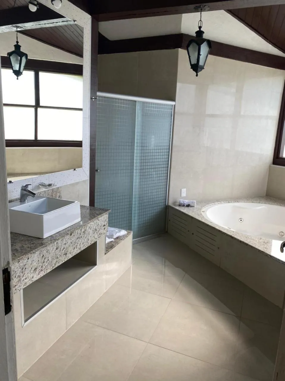 Hot Tub, Bed in Hotel Pousada Shangri-la