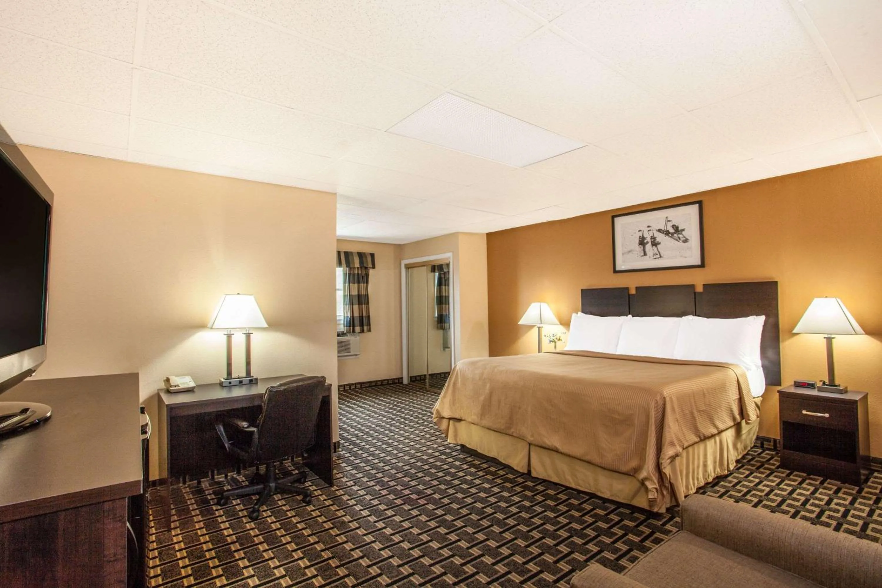 Photo of the whole room, Bed in Travelodge by Wyndham South Burlington